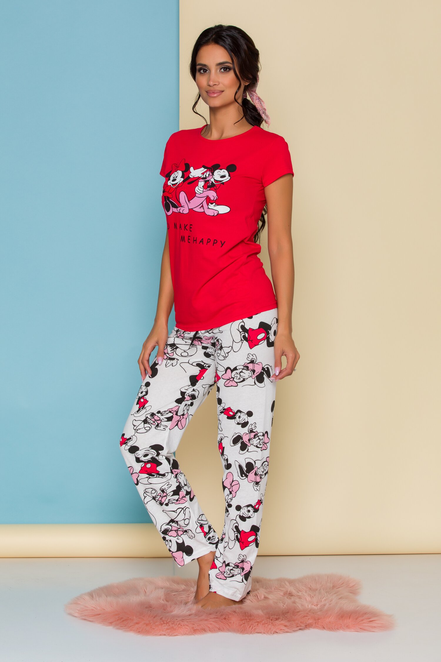 Pijama Happy Disney Friends cu tricou rosu si pantaloni albi cu imprimeu