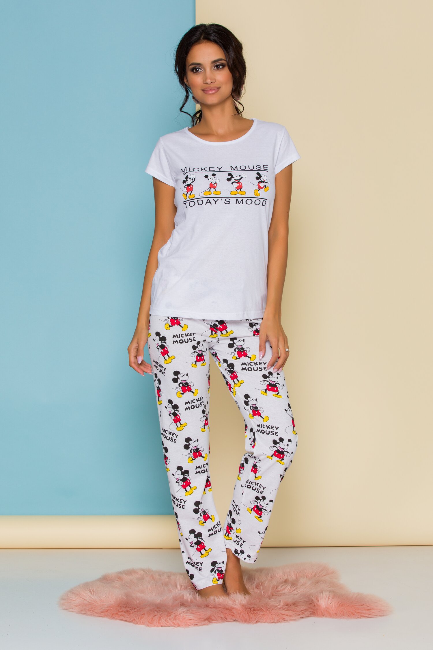 Pijama Mickey's mood alba cu imprimeu