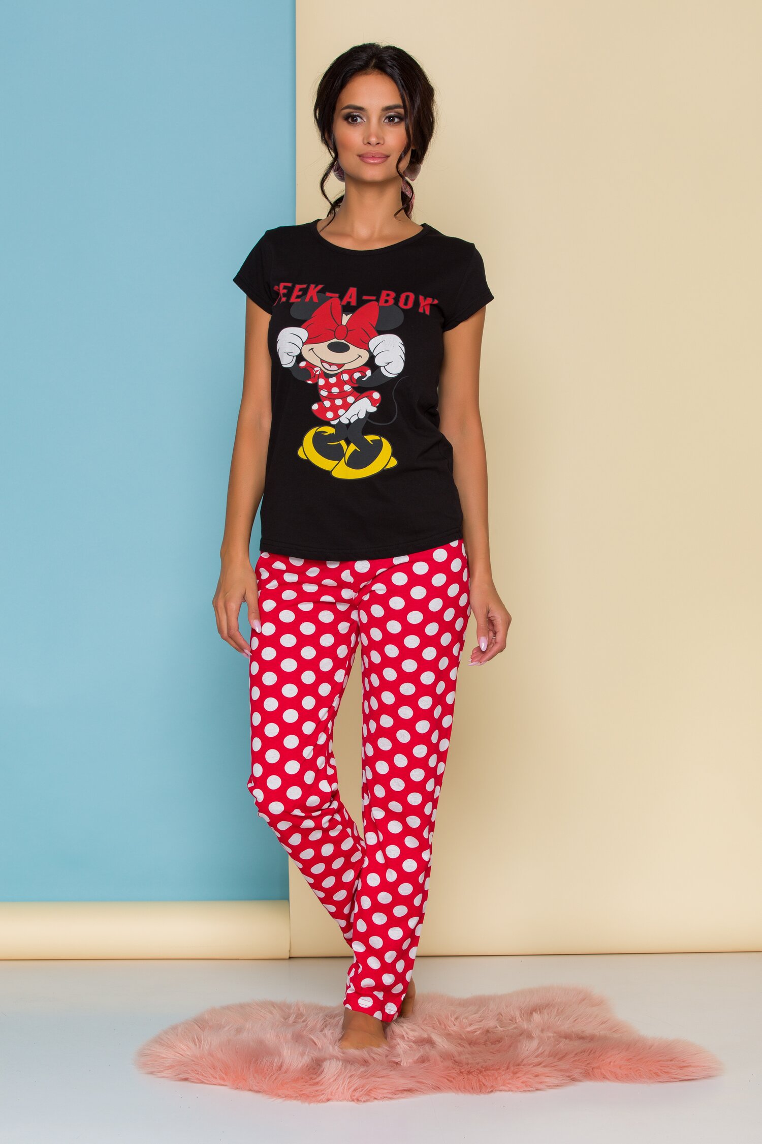 Pijama Peak-a-bow cu tricou negru Minnie Mouse si buline