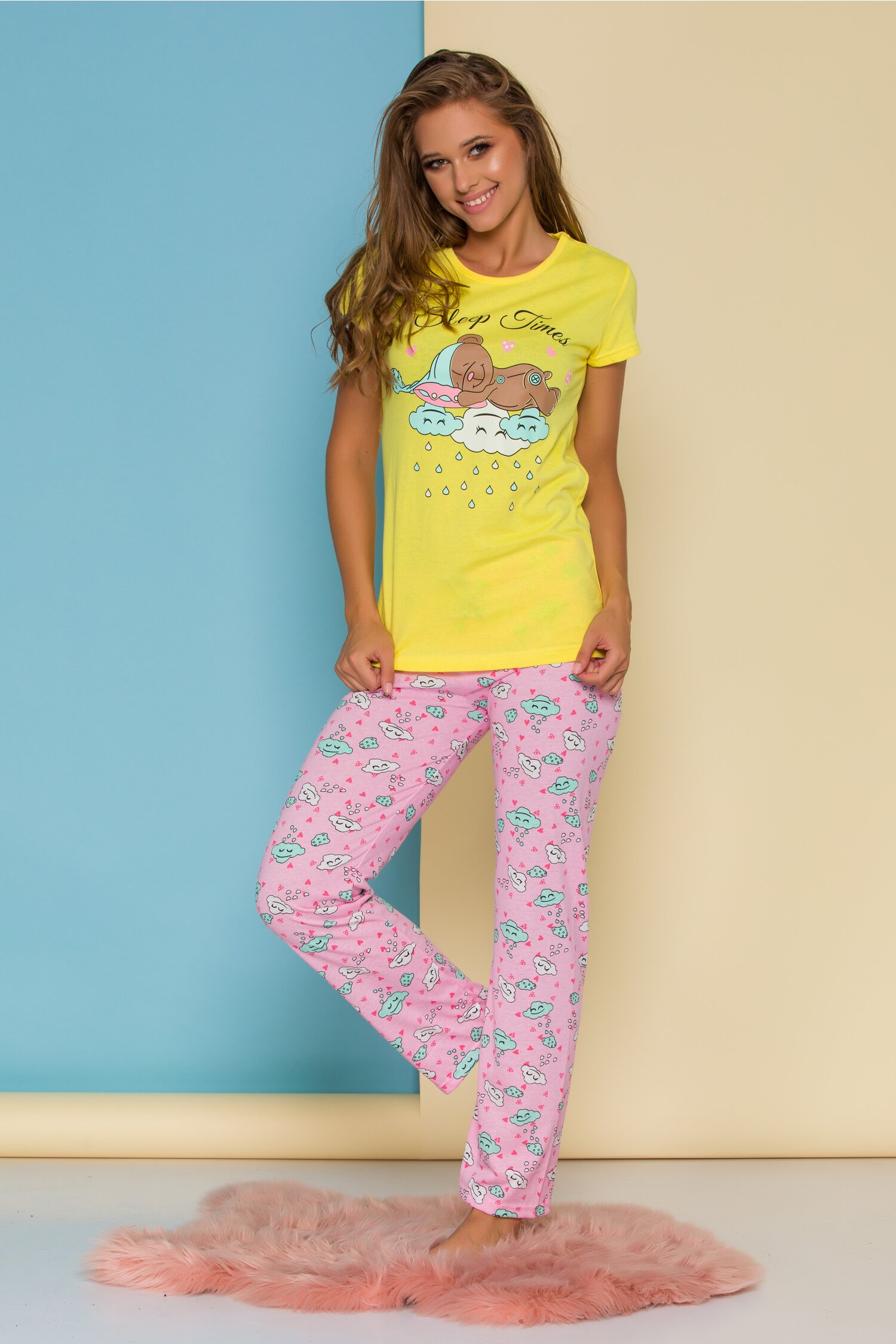 Pijama Sleep Time cu tricou galben si pantaloni roz cu imprimeu
