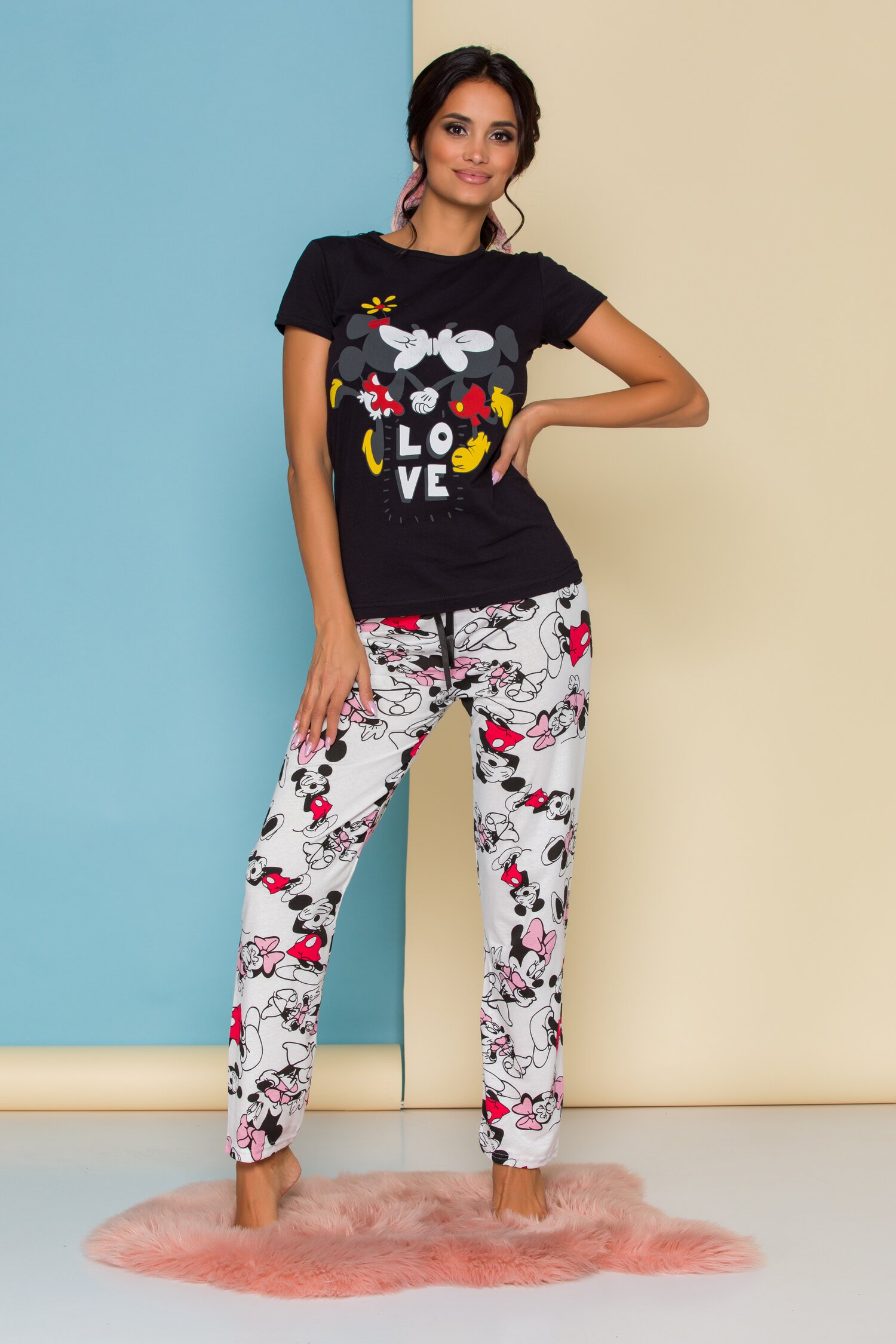 Pijama Super Love cu tricou negru si pantaloni albi cu imprimeu