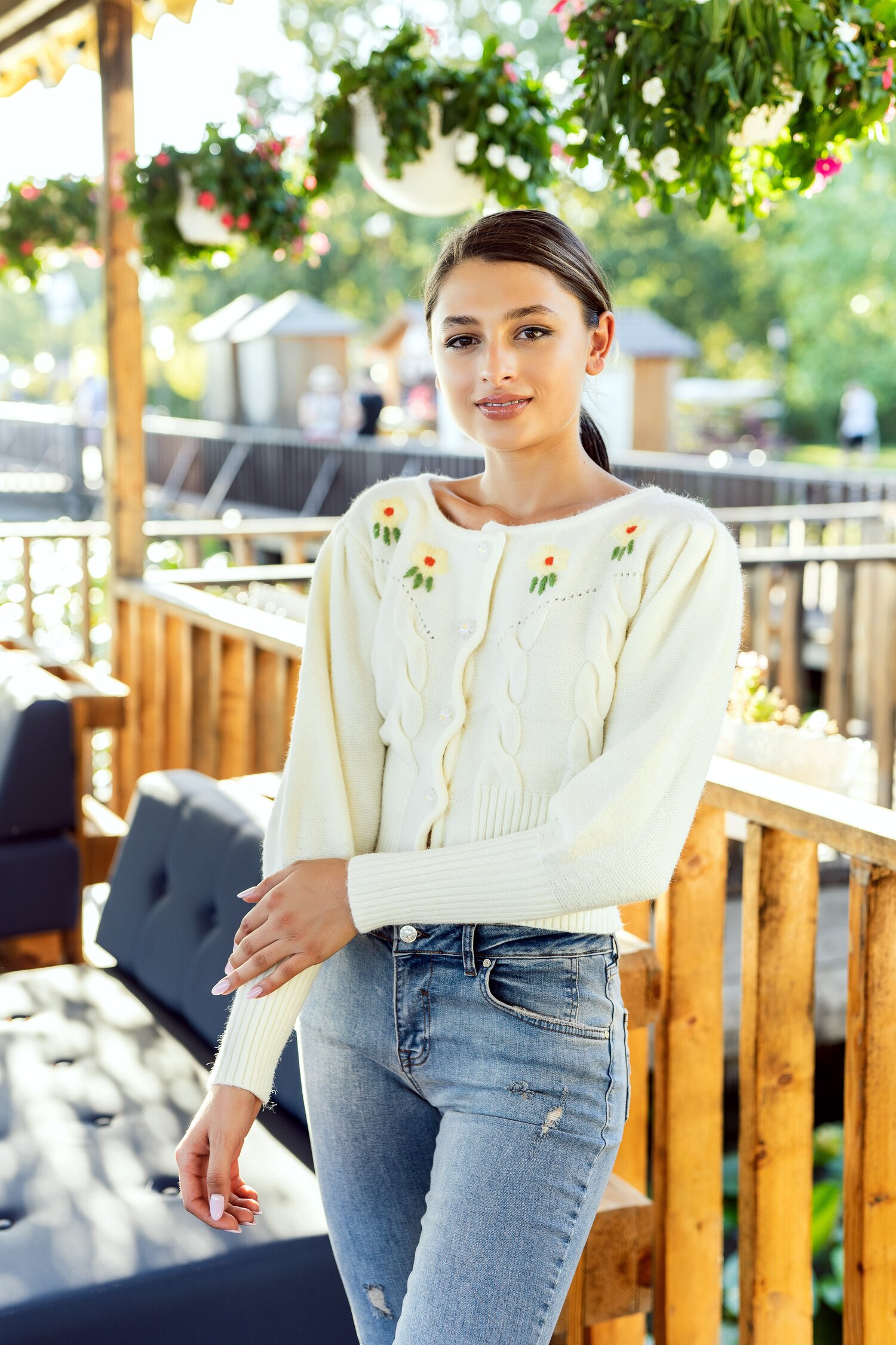 Pulover Ioana ivoire cu broderie florala