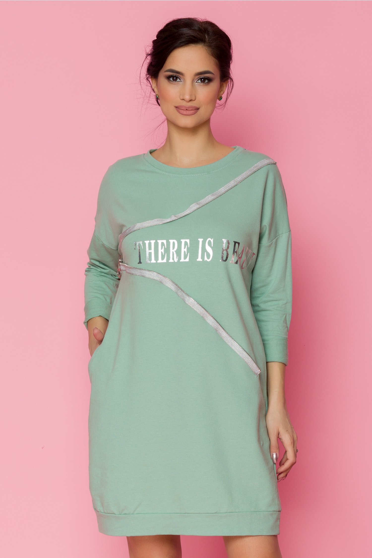 Rochie simona casual vernil cu mesaj si aplicatie tip fermoar