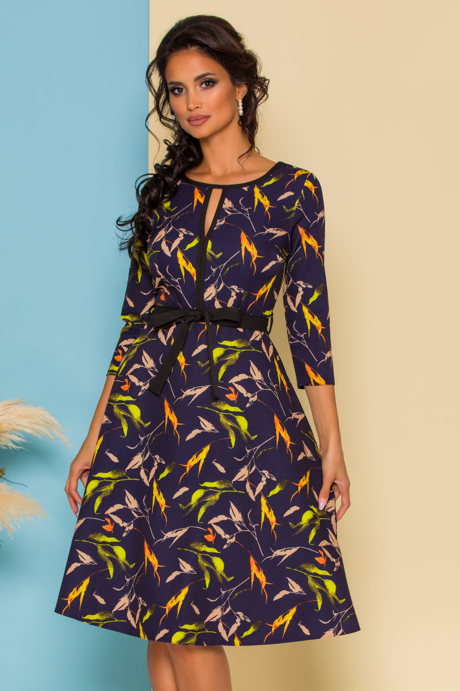 Rochie ade clos bleumarin cu frunze in nuante tomnatice si cordon in talie