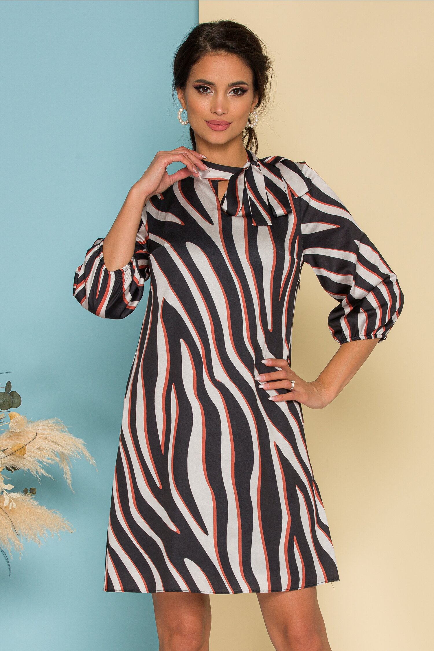 Rochie Alexa din material satinat cu imprimeuri in nuante de maro si ivory