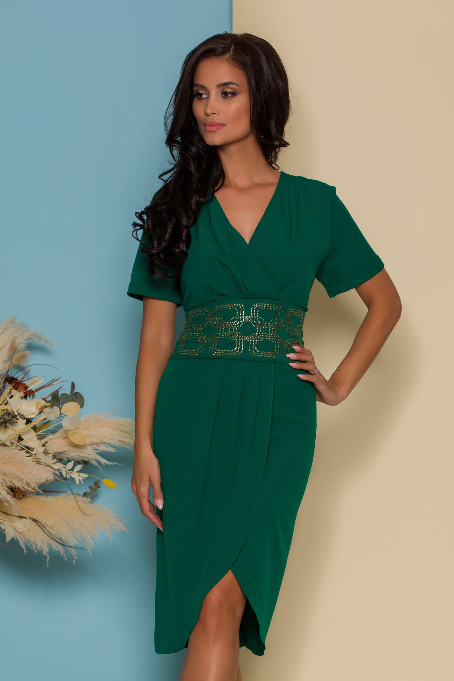 Rochie Alina verde cu design petrecut si talie accesorizata cu strasuri