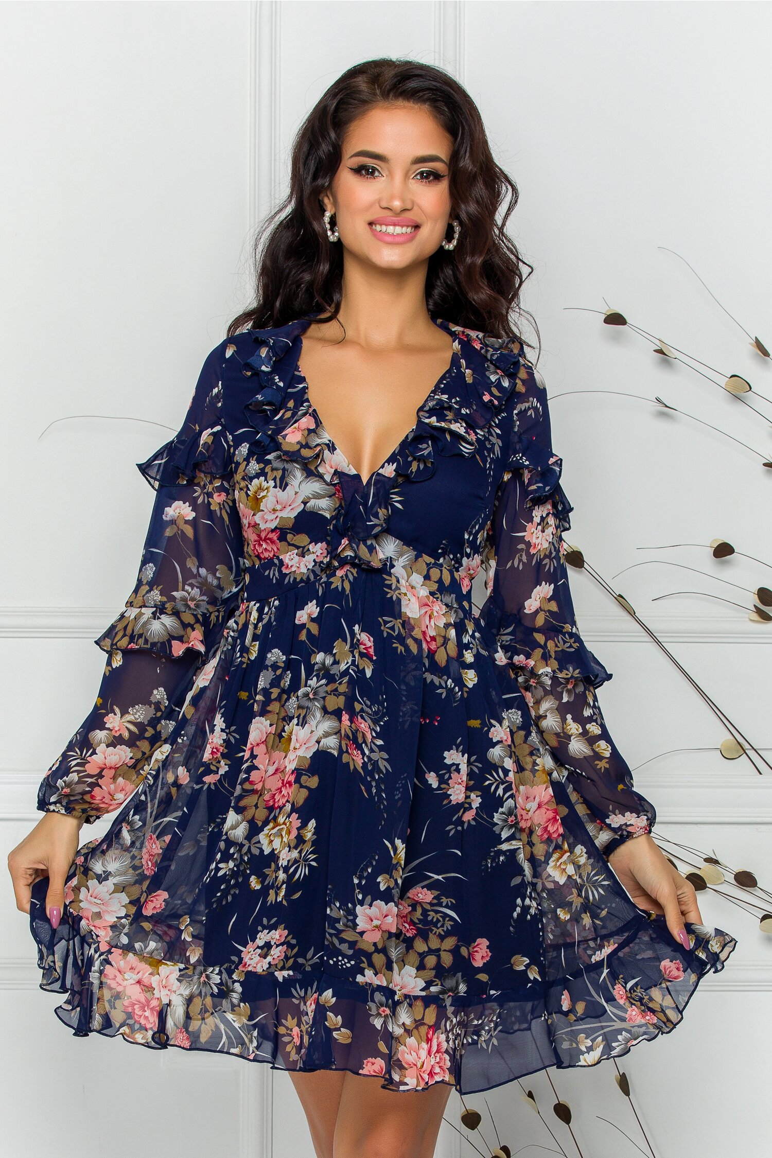 Rochie Andrada bleumarin cu imprimeuri florale si volanase la decolteu si maneci