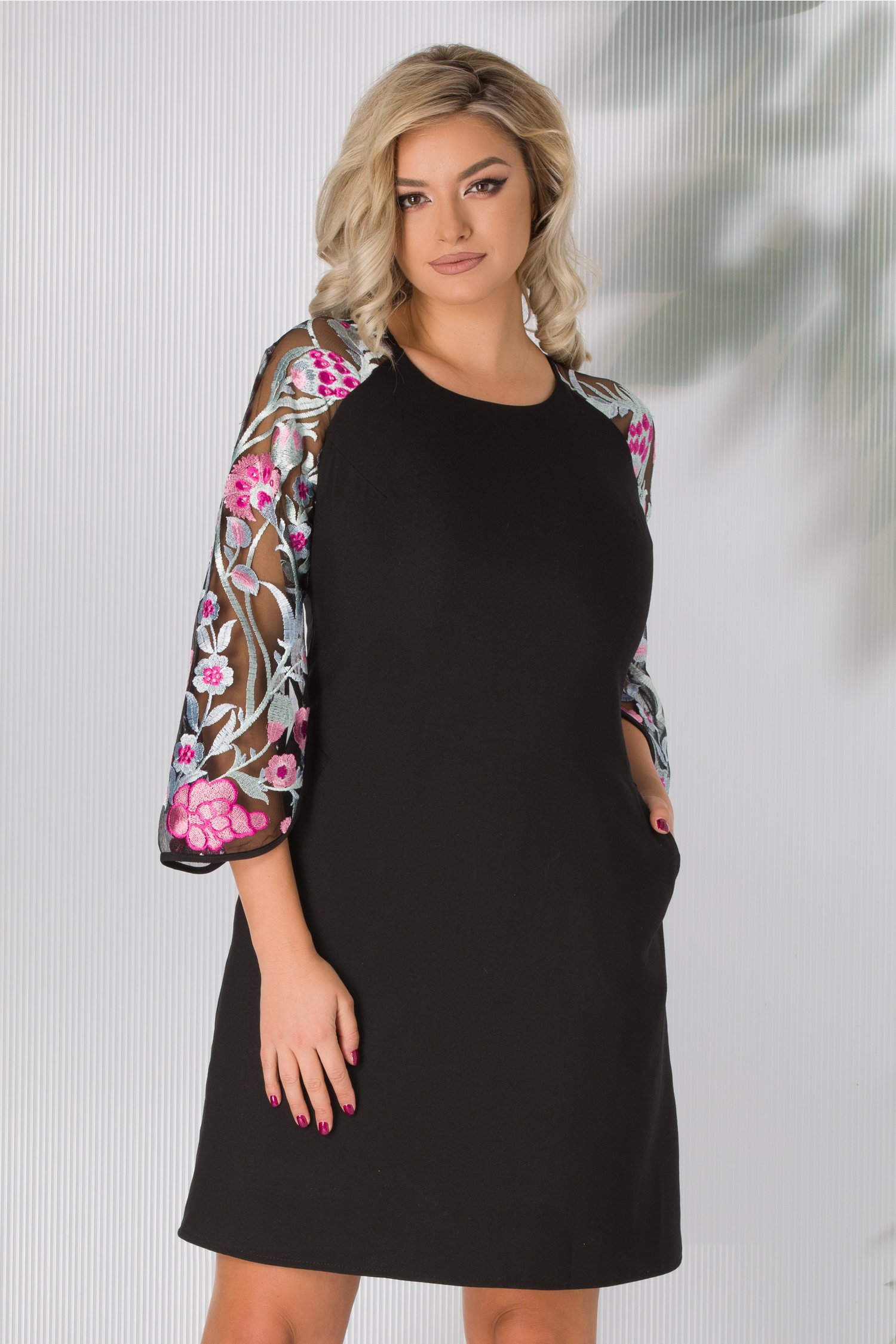 Rochie Andreia neagra cu maneci din tull si broderie roz