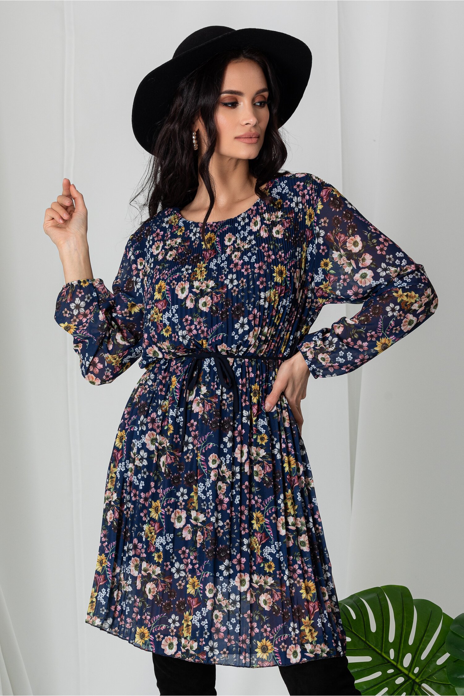 Rochie Ania bleumarin plisata cu imprimeuri florale