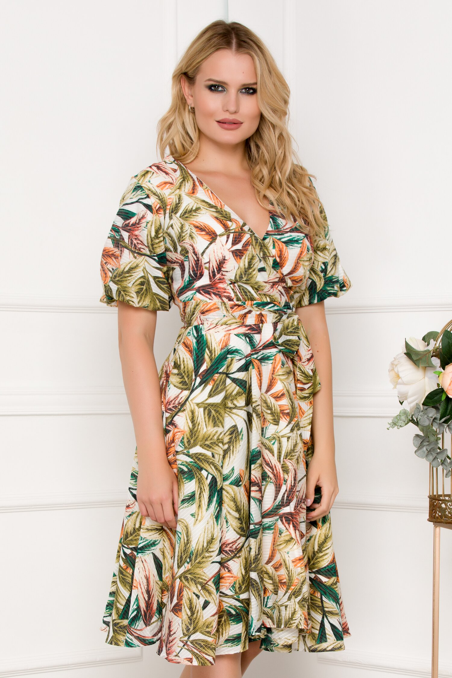 Rochie bej imprimata cu frunze portocalii si cordon in talie