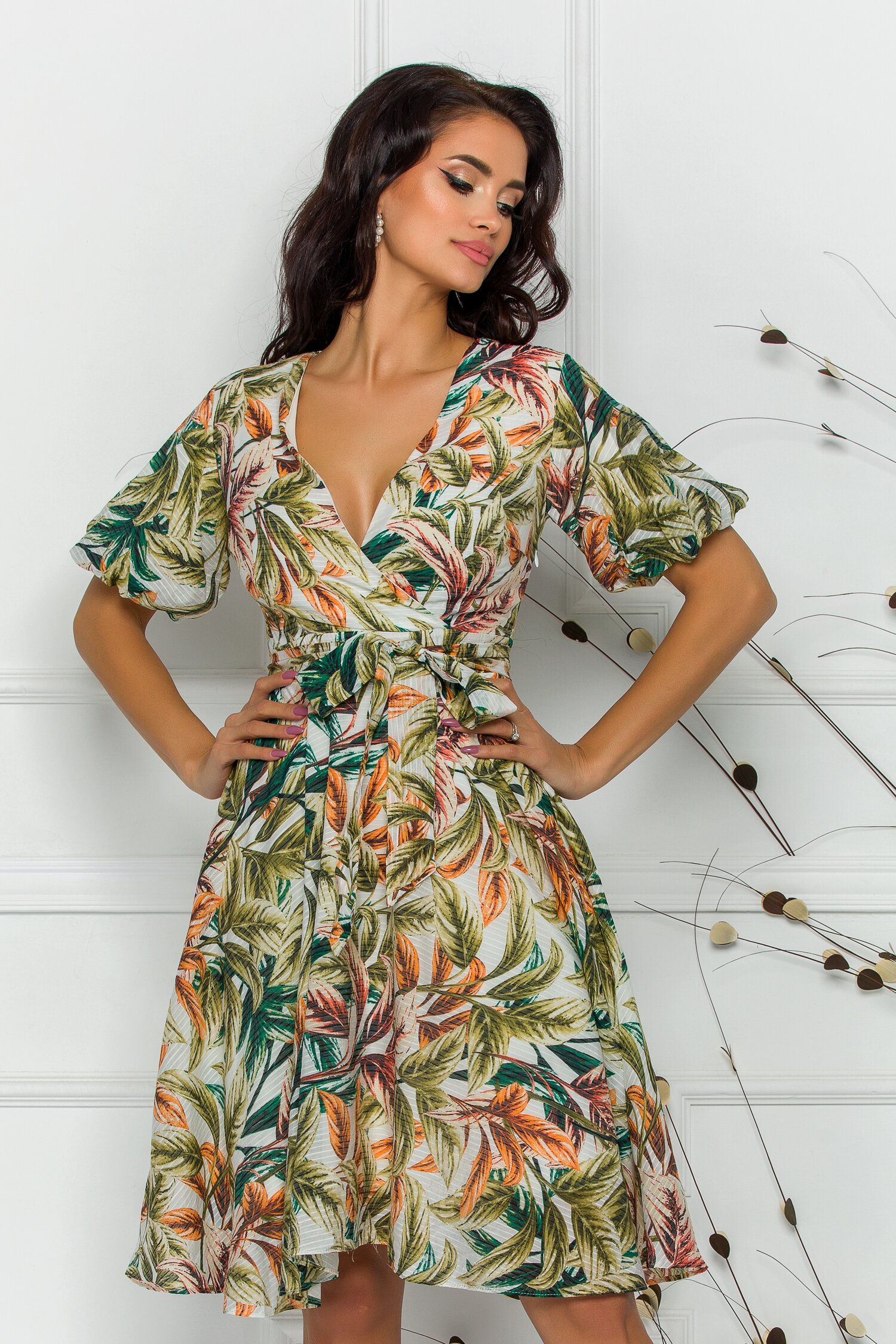 Rochie bej imprimata cu frunze portocalii si cordon in talie