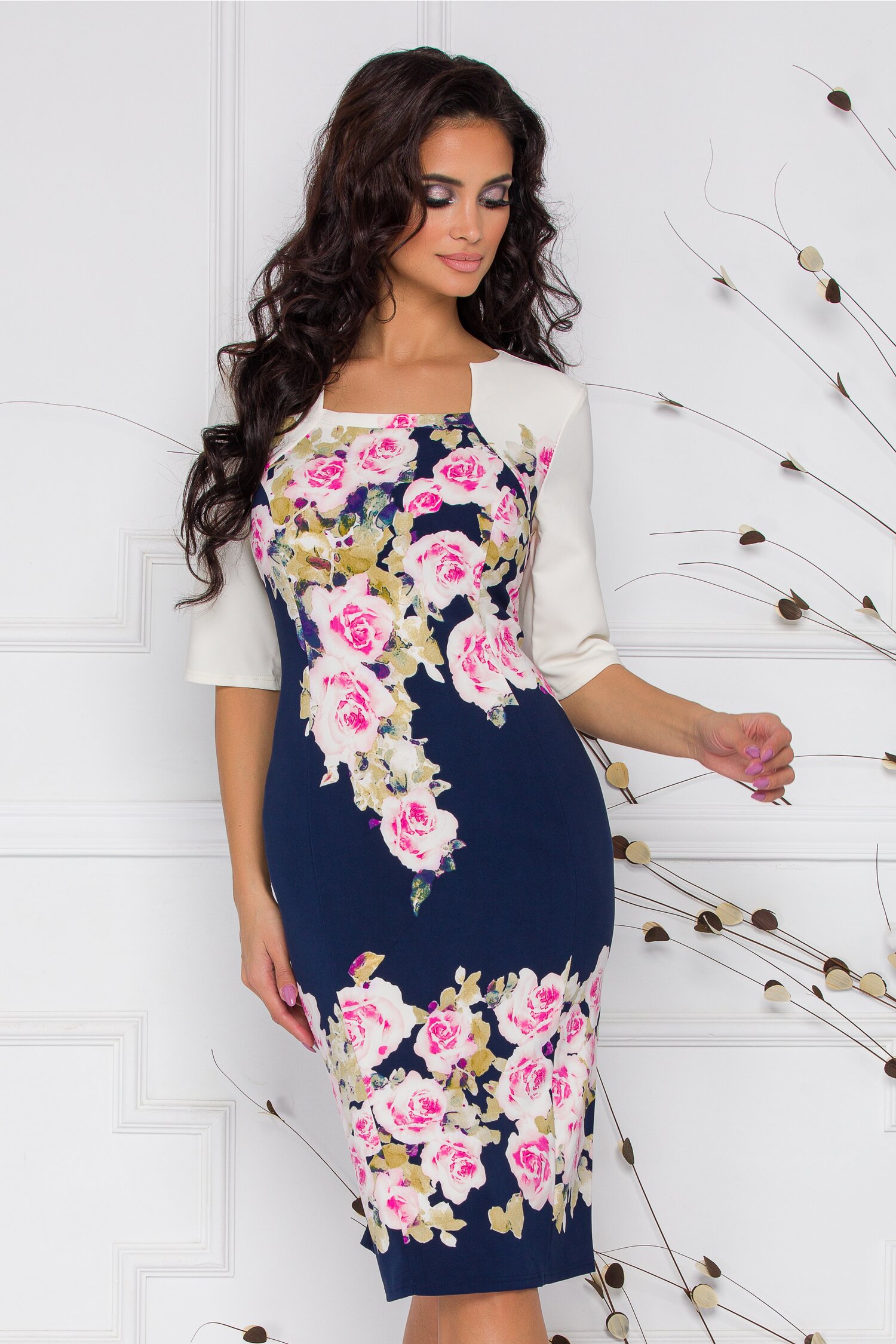 Rochie Bella ivoire cu bleumarin si trandafiri roz