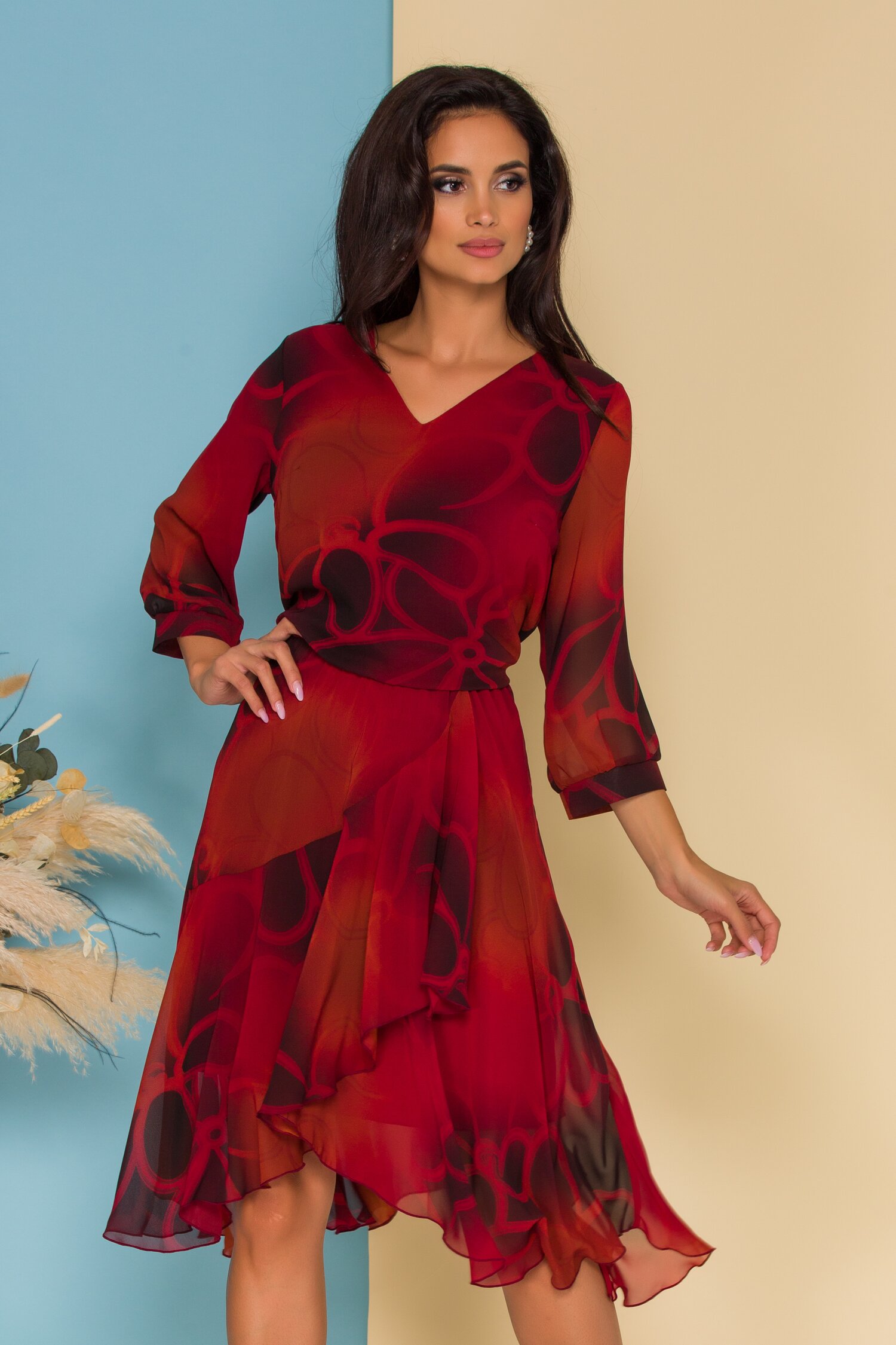 Rochie Bella rosie cu imprimeuri si desgin petrecut pe fusta