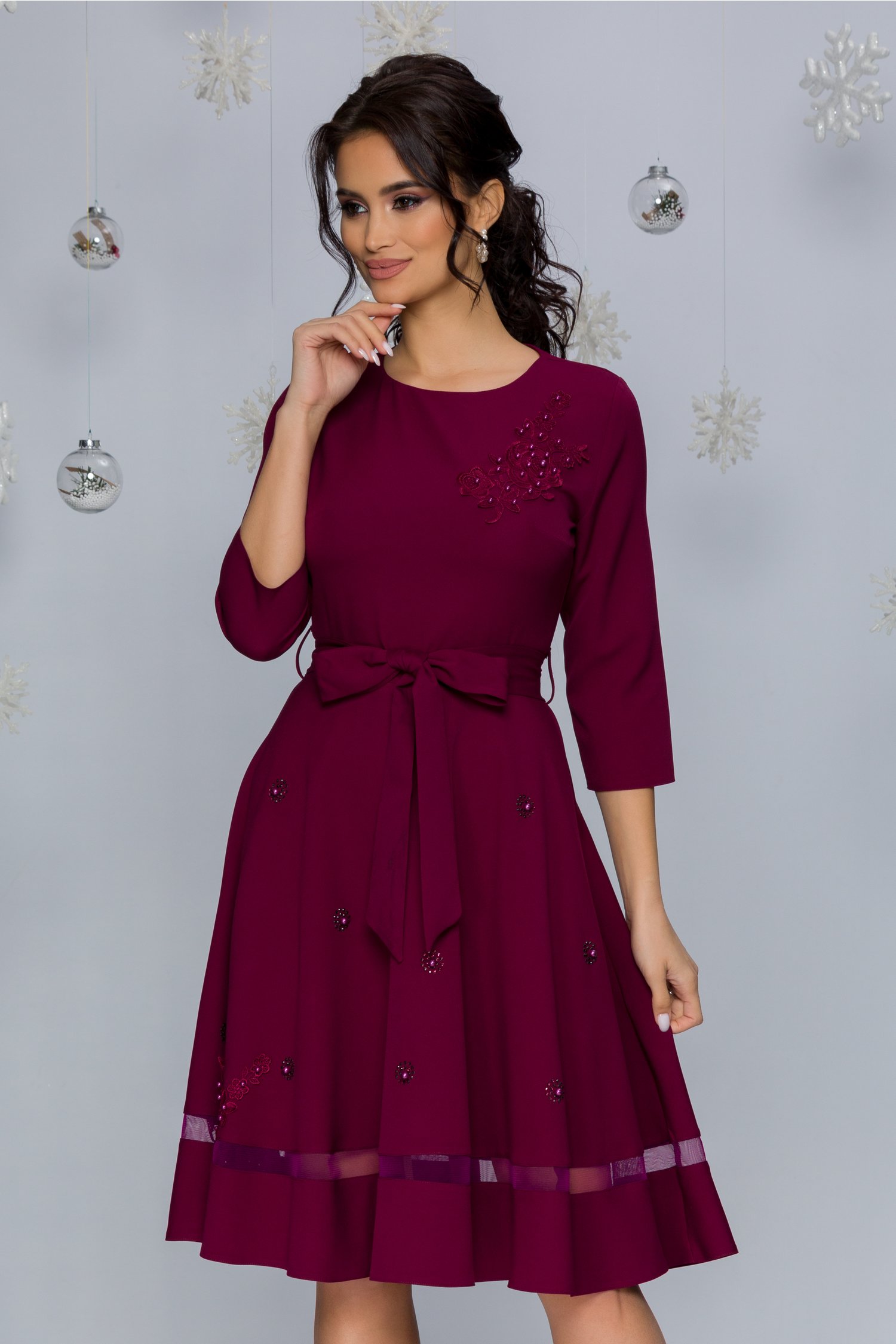 Rochie carina magenta cu aplicatii din broderie florala si perlute