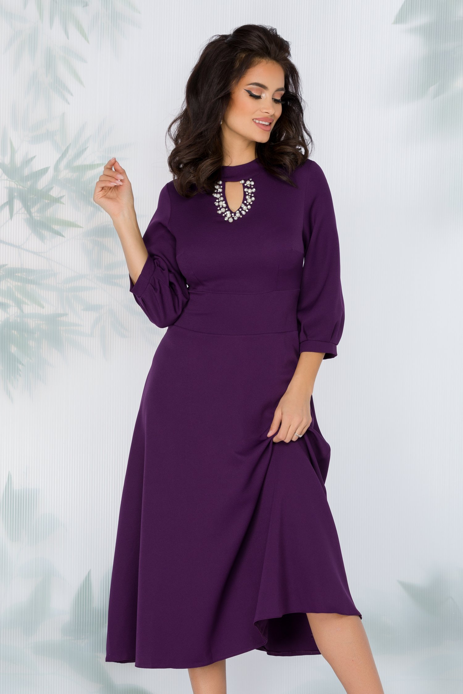 Rochie Carmen mov cu decolteul decorat cu perlute si strasuri