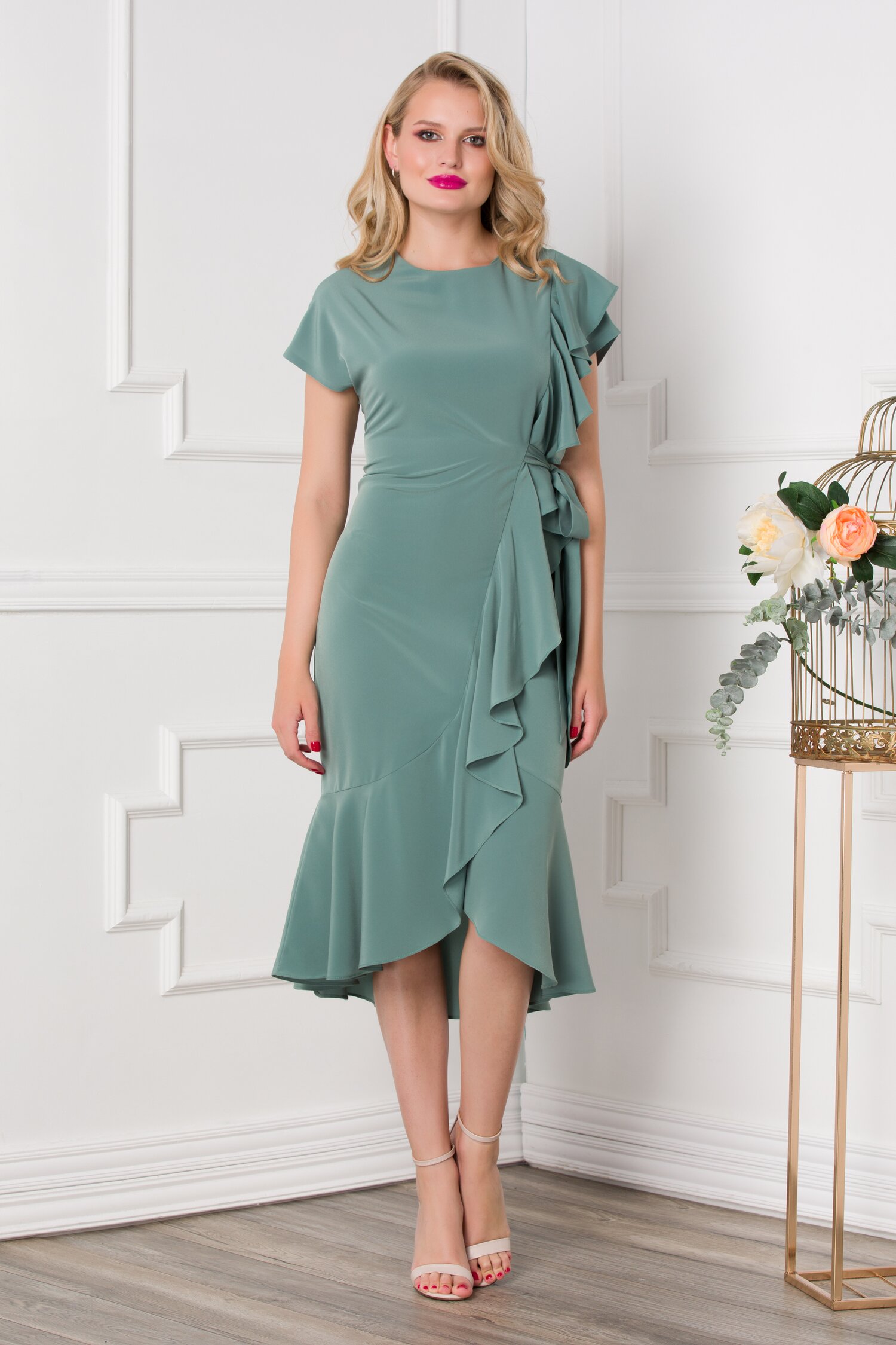 Rochie Carmen verde cu volan si design petrecut