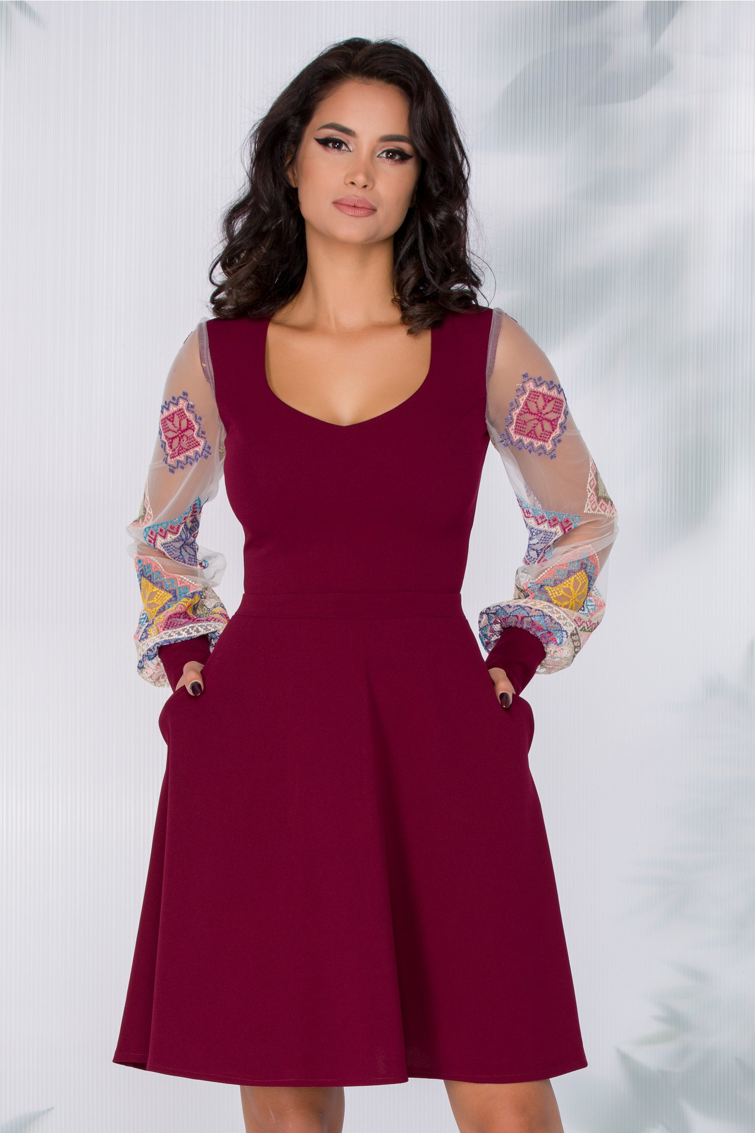 Rochie carolina bordo cu maneci din tull cu broderie