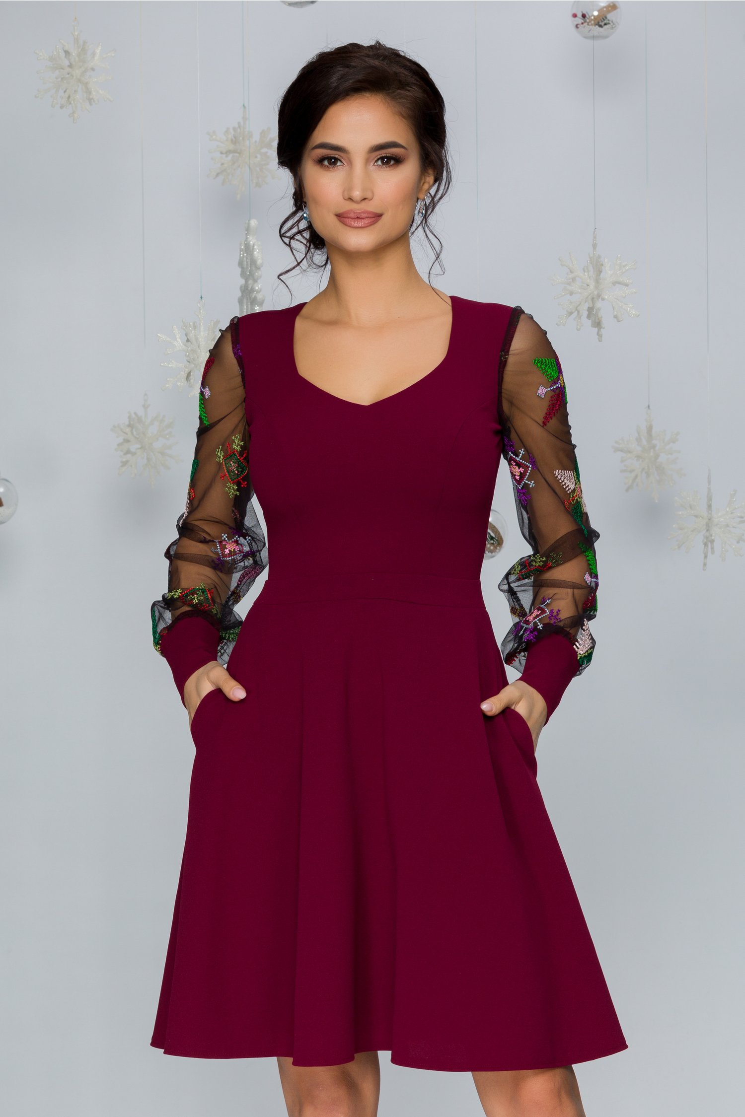 Rochie carolina bordo cu maneci din tull negru si broderie multicolora