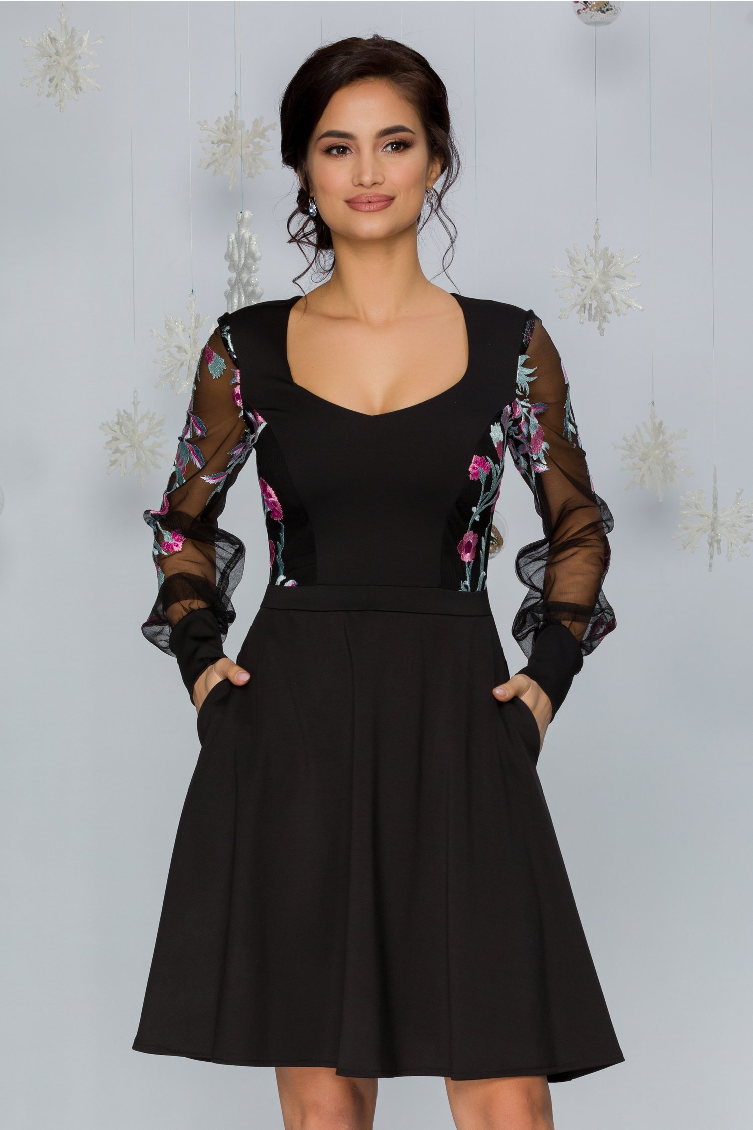 Rochie Carolina neagra cu broderie florala in nuante de gri si roz