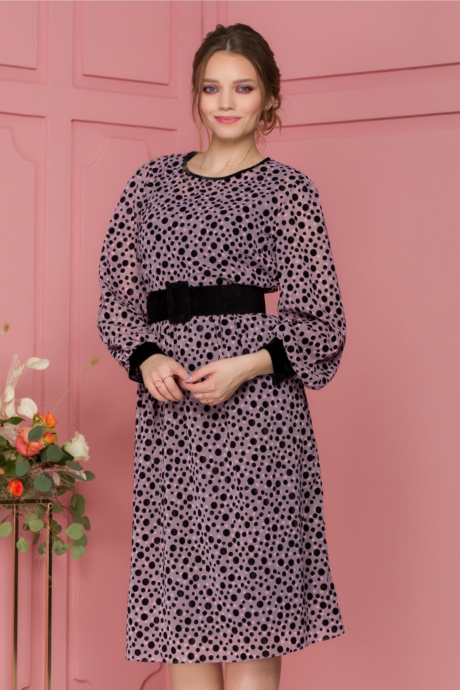 Rochie Catalina lila cu buline negre catifelate si curea in talie