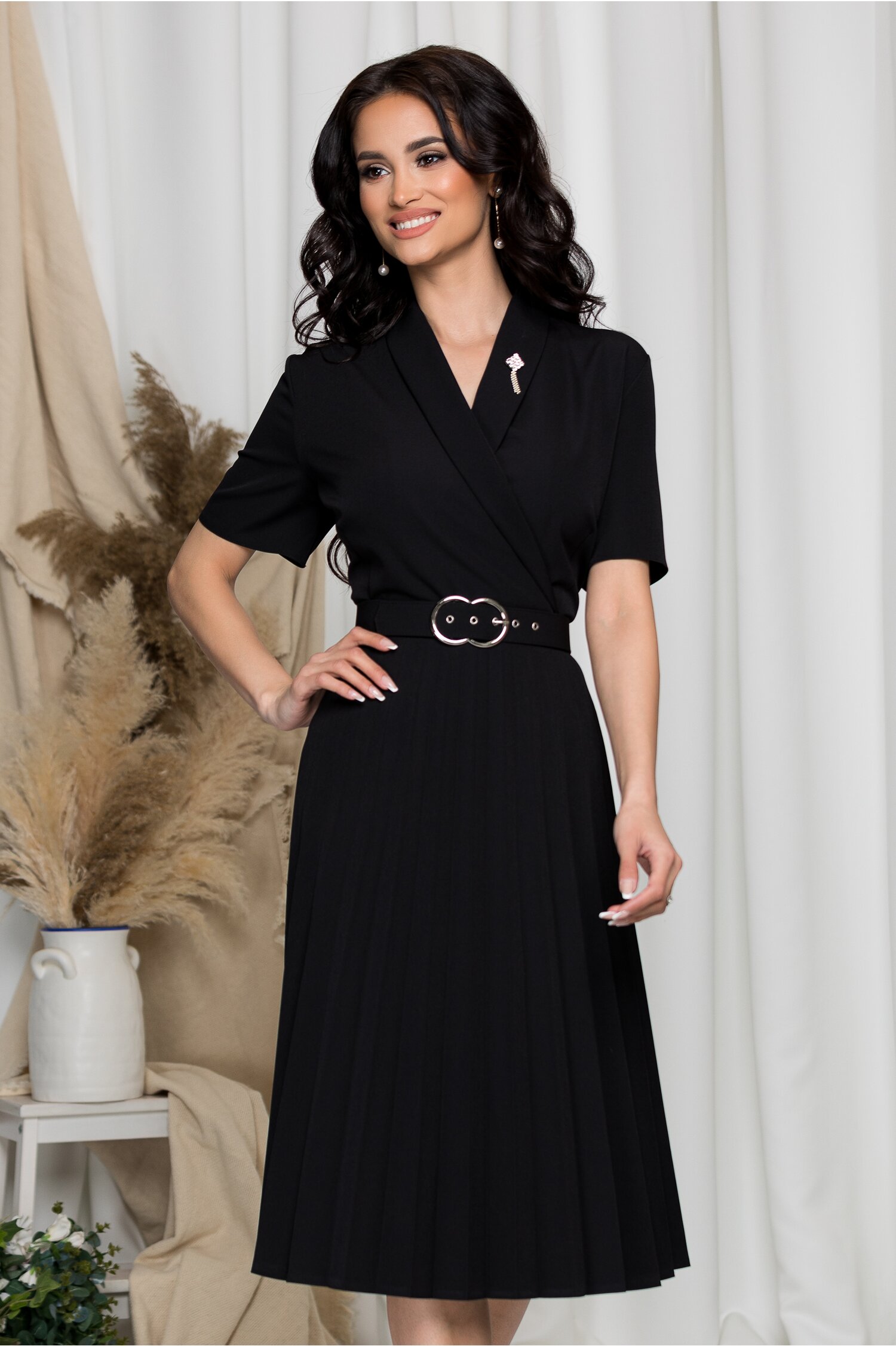 Rochie Damaris neagra cu manecile scurte