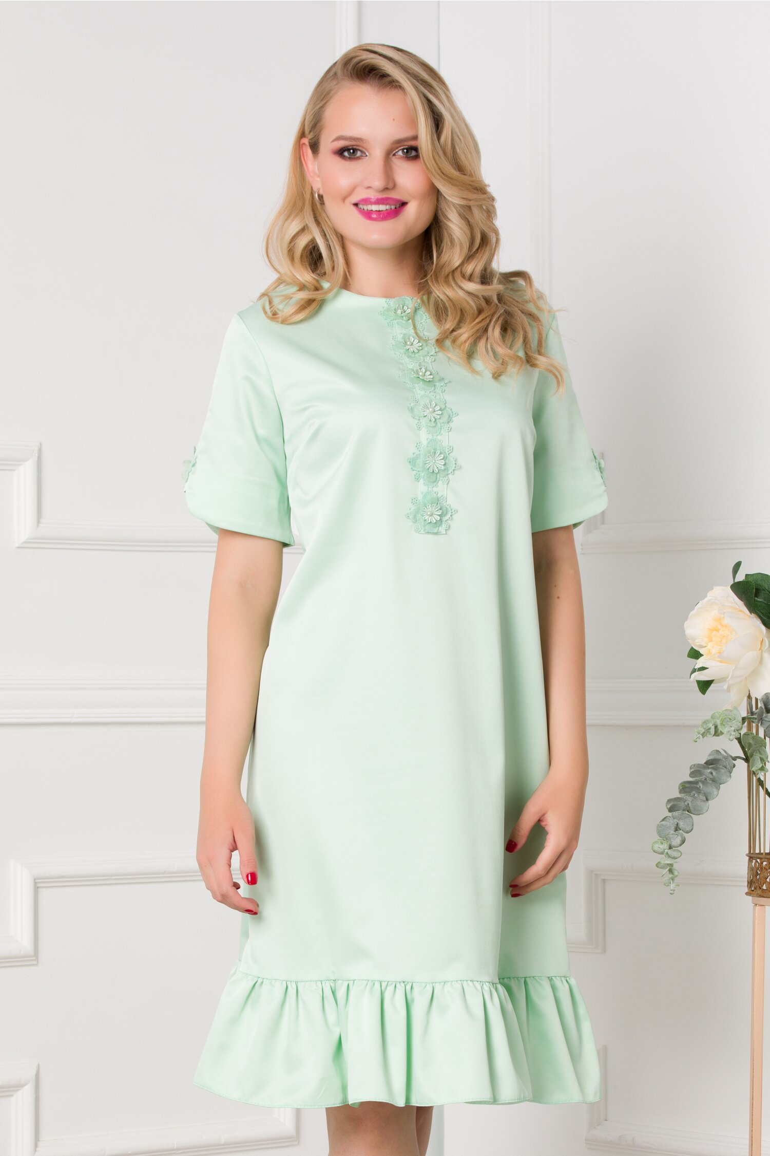 Rochie Dany verde mint cu broderie delicata la bust