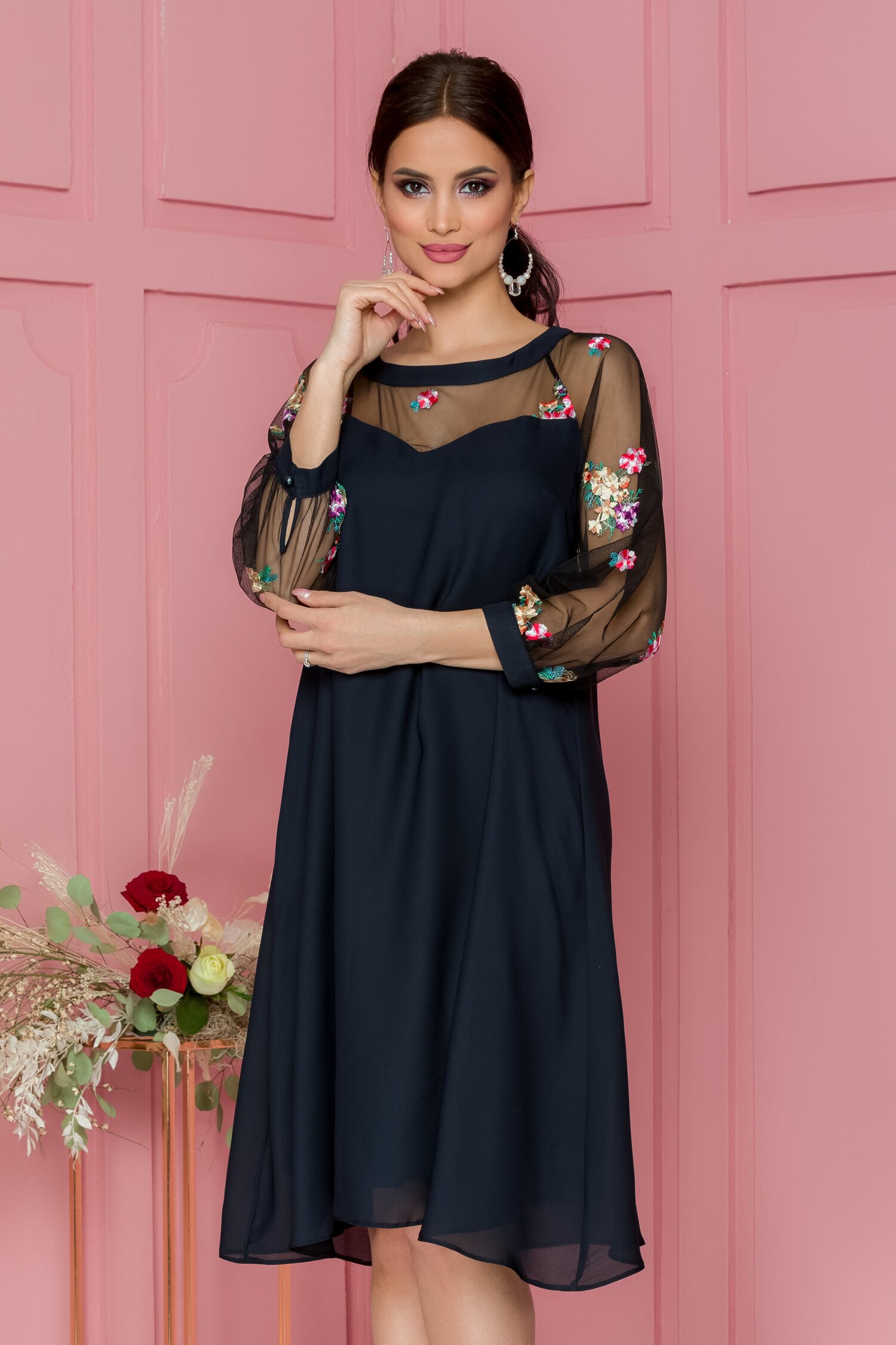 Rochie Daria neagra cu broderie florala la maneci si decolteu