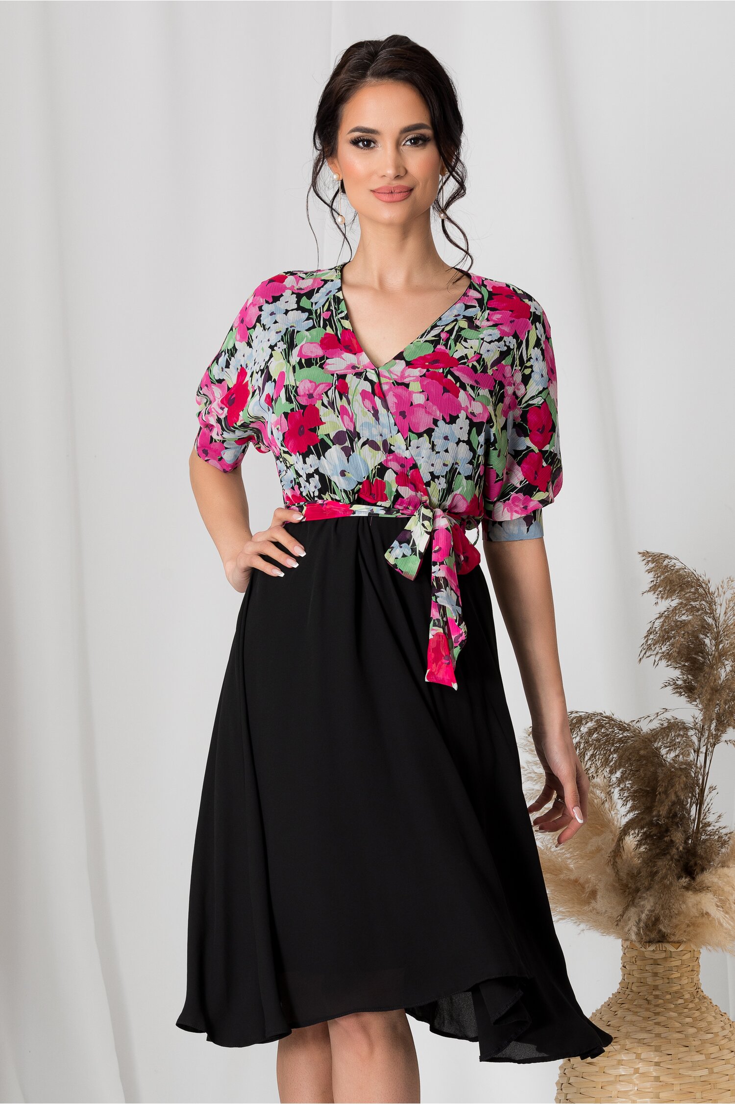 Rochie Daria neagra cu flori fucsia la bust