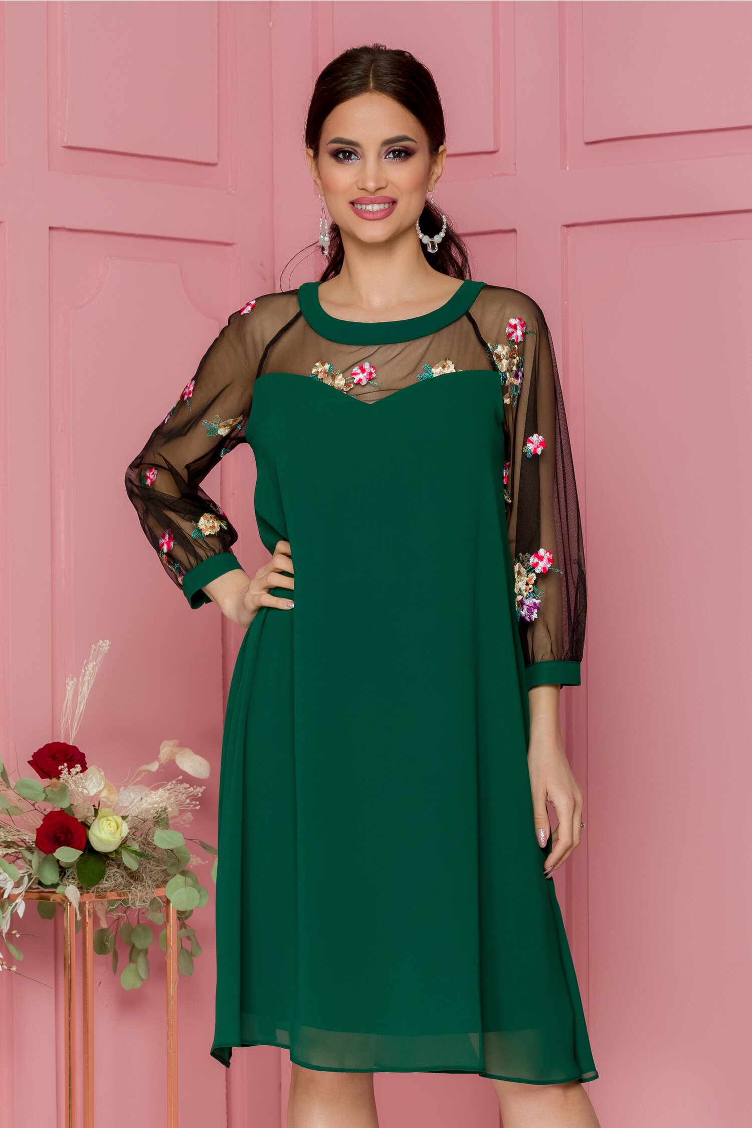 Rochie Daria verde cu broderie florala la maneci si decolteu