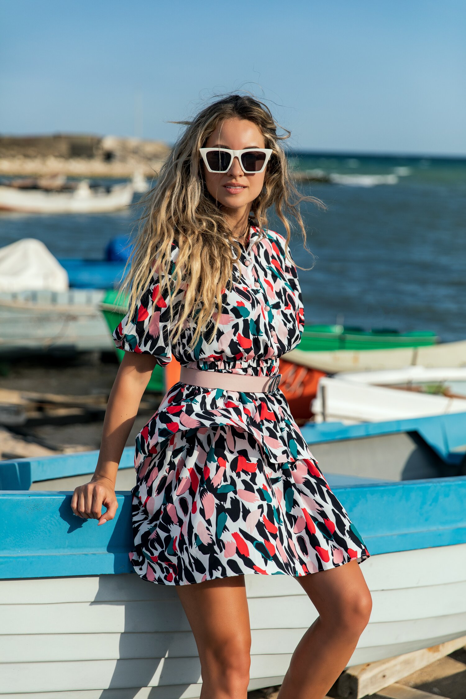 Rochie Delia alba cu imprimeuri diverse roz si volanase pe fusta