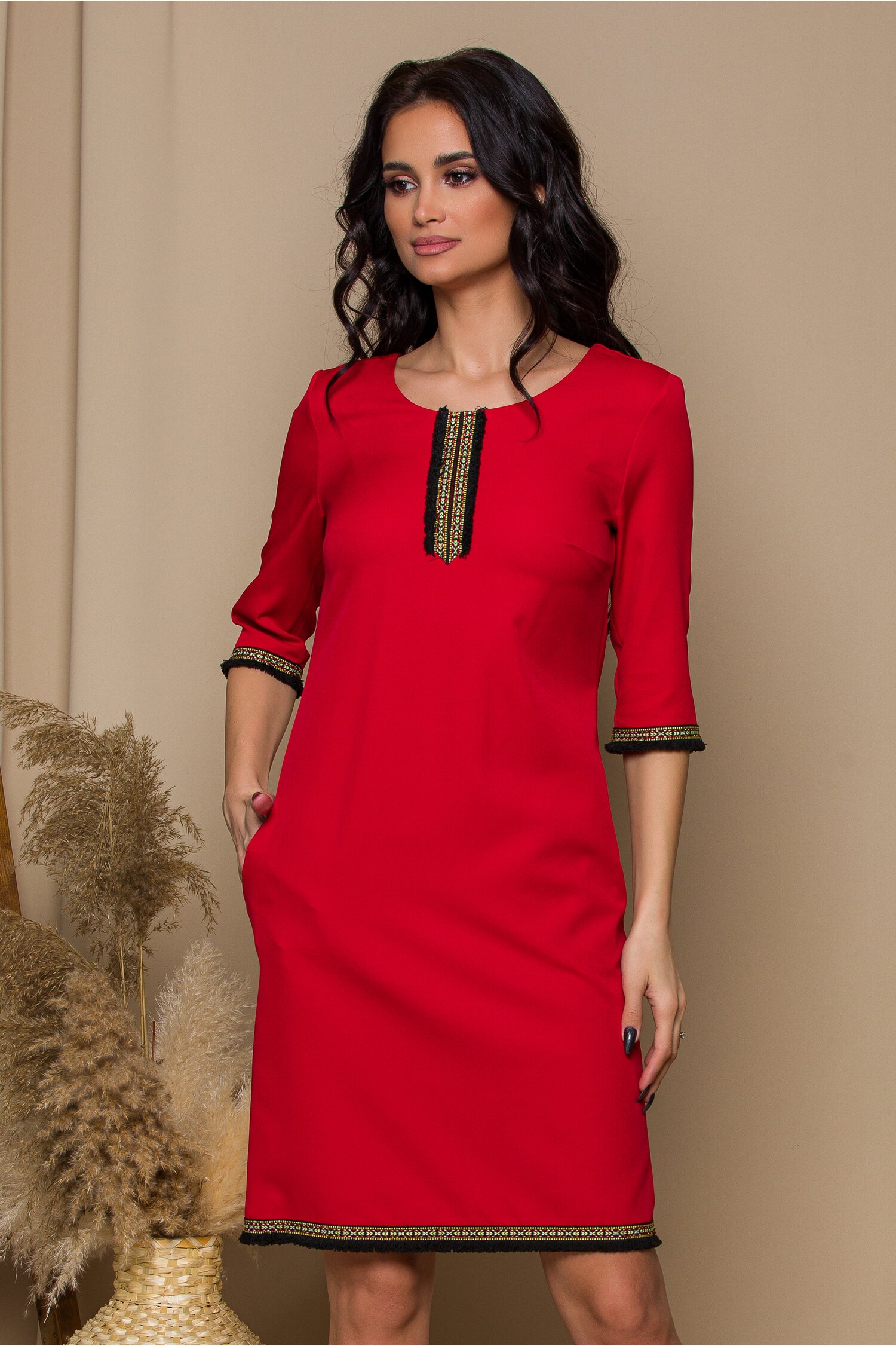 Rochie Diana rosie cu motive traditionale