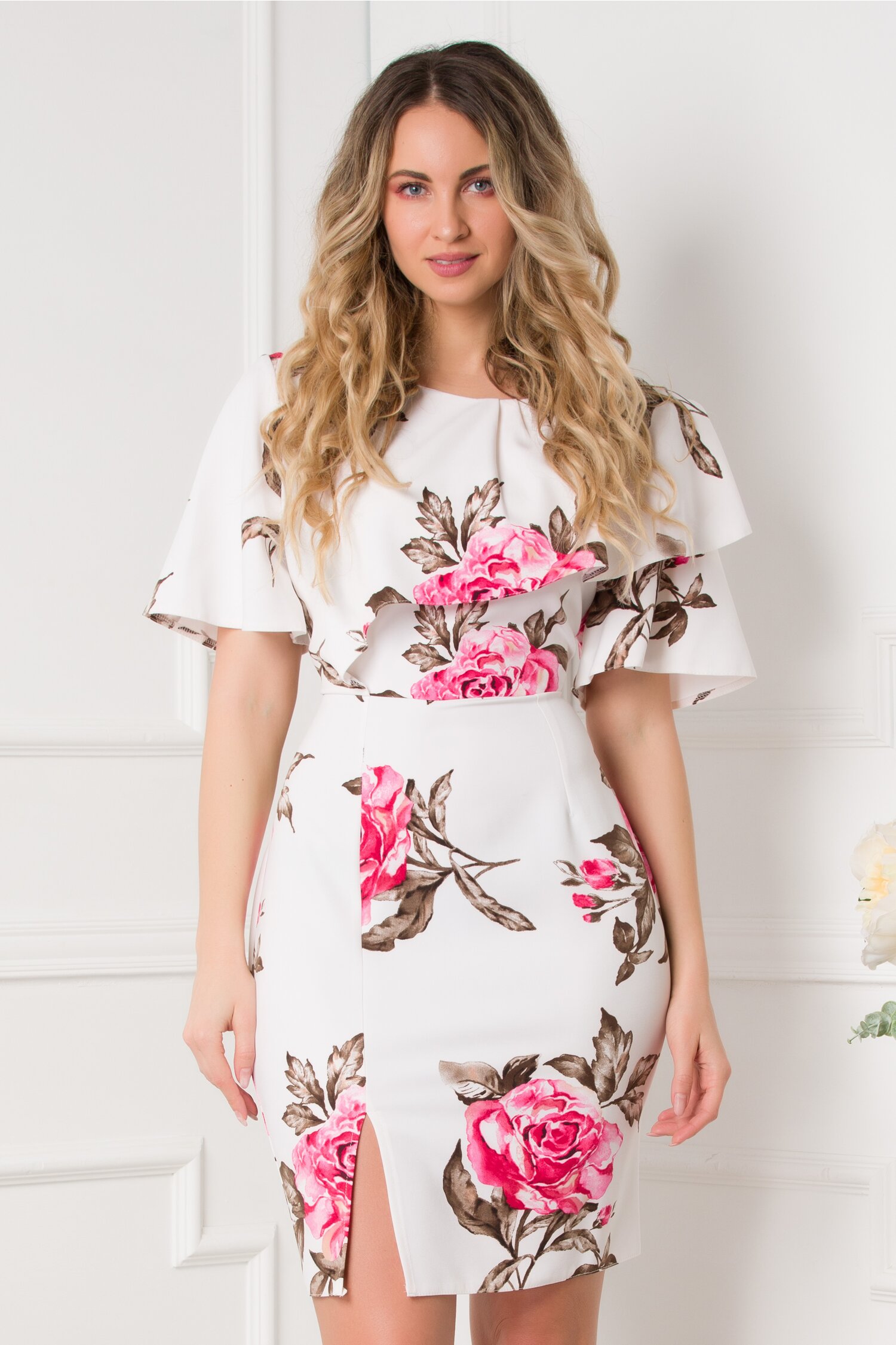 Rochie Dionia alba cu imprimeuri florale roz si volanas la bust