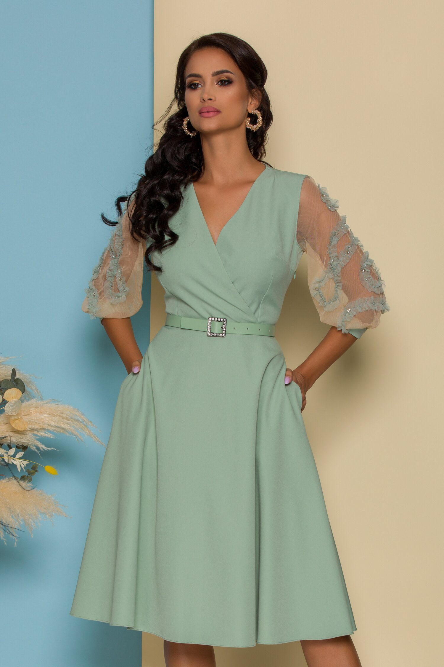 Rochie Dixie verde mint cu maneci din tull accesorizate cu strasuri