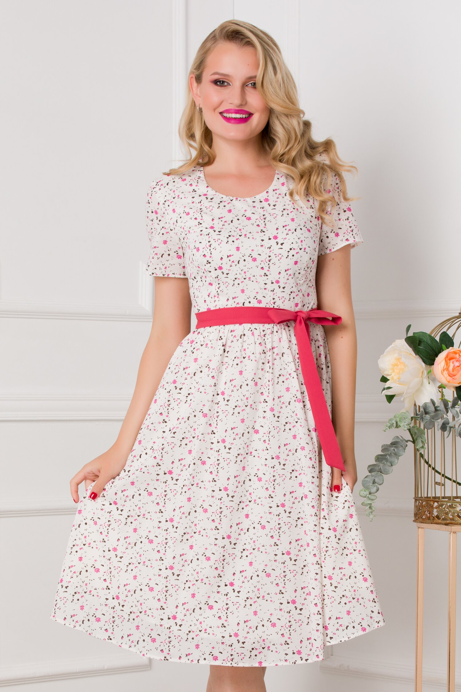 Rochie Dori ivoire cu imprimeu in nuante de roz si maro