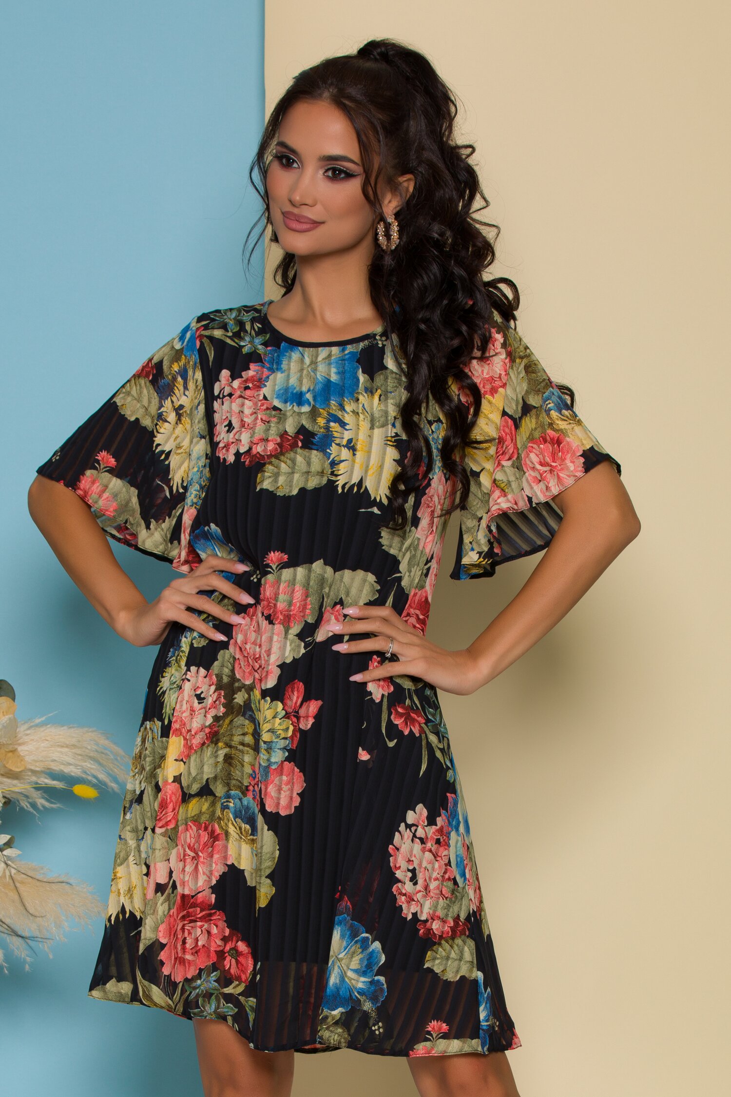 Rochie Dorina vaporoasa neagra cu imprimeuri florale maxi