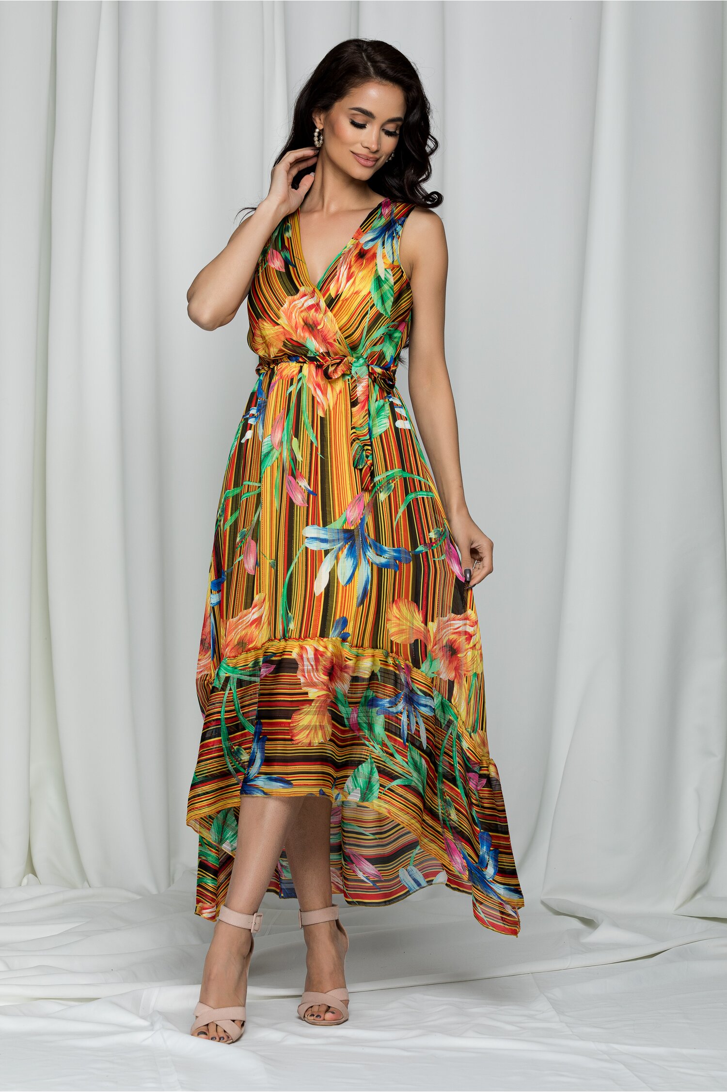 Rochie eadan neagra cu imprimeu floral si decolteu petrecut