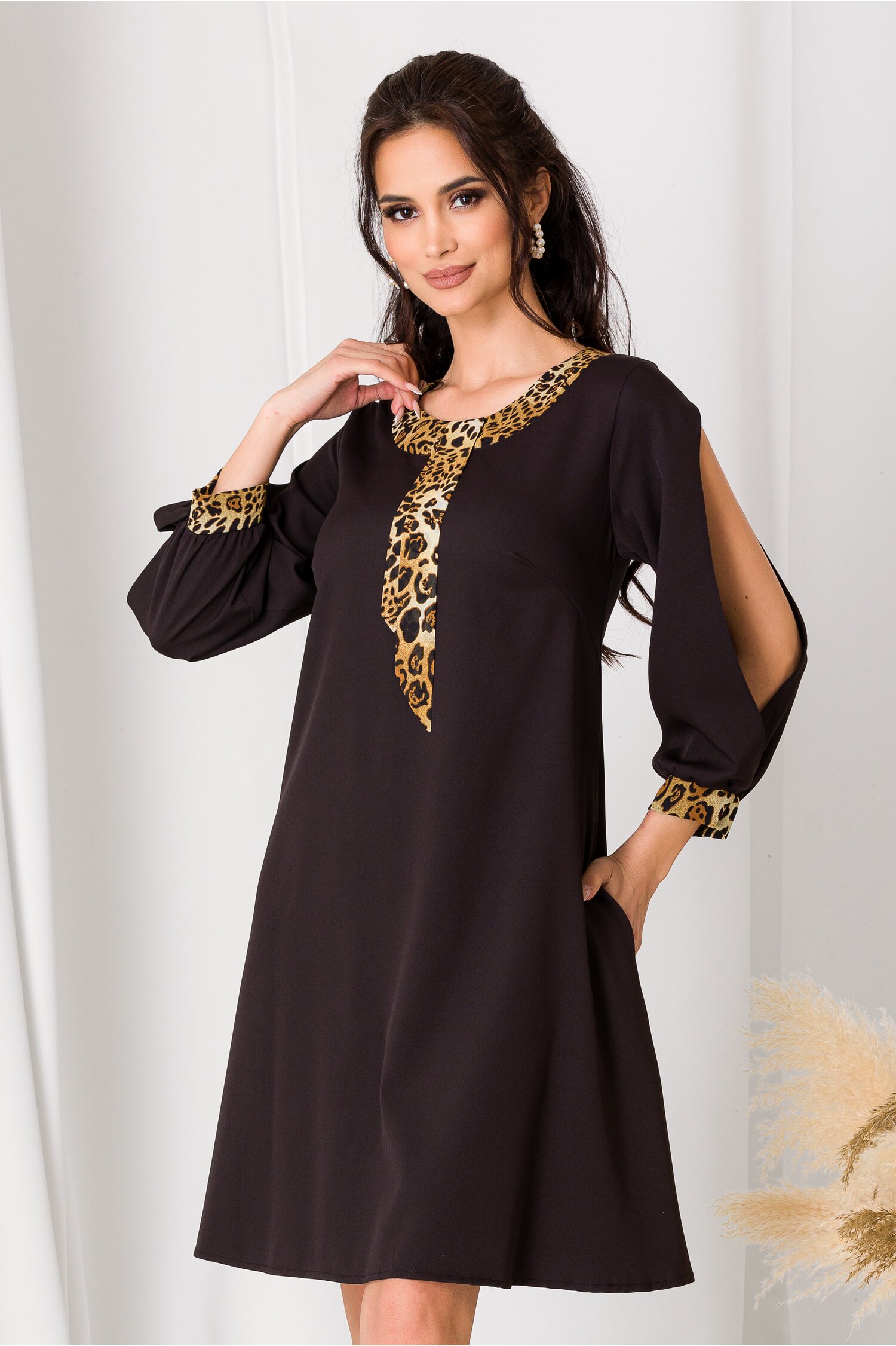 Rochie Ella Collection Adela neagra cu maneci decupate si animal print maro