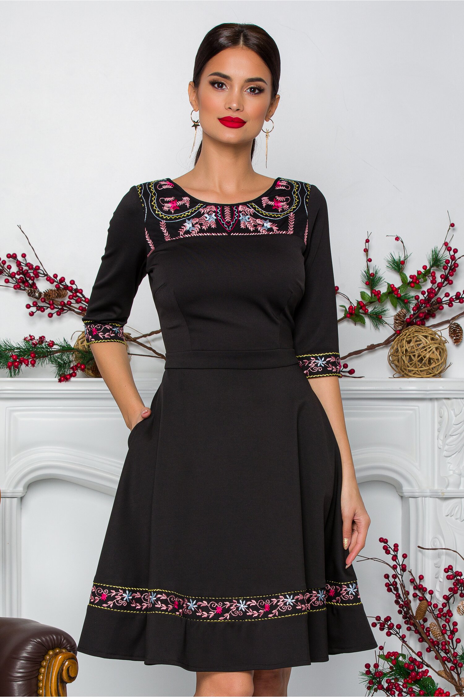 Rochie Ella Collection Ani neagra cu broderie in nuanta de roz