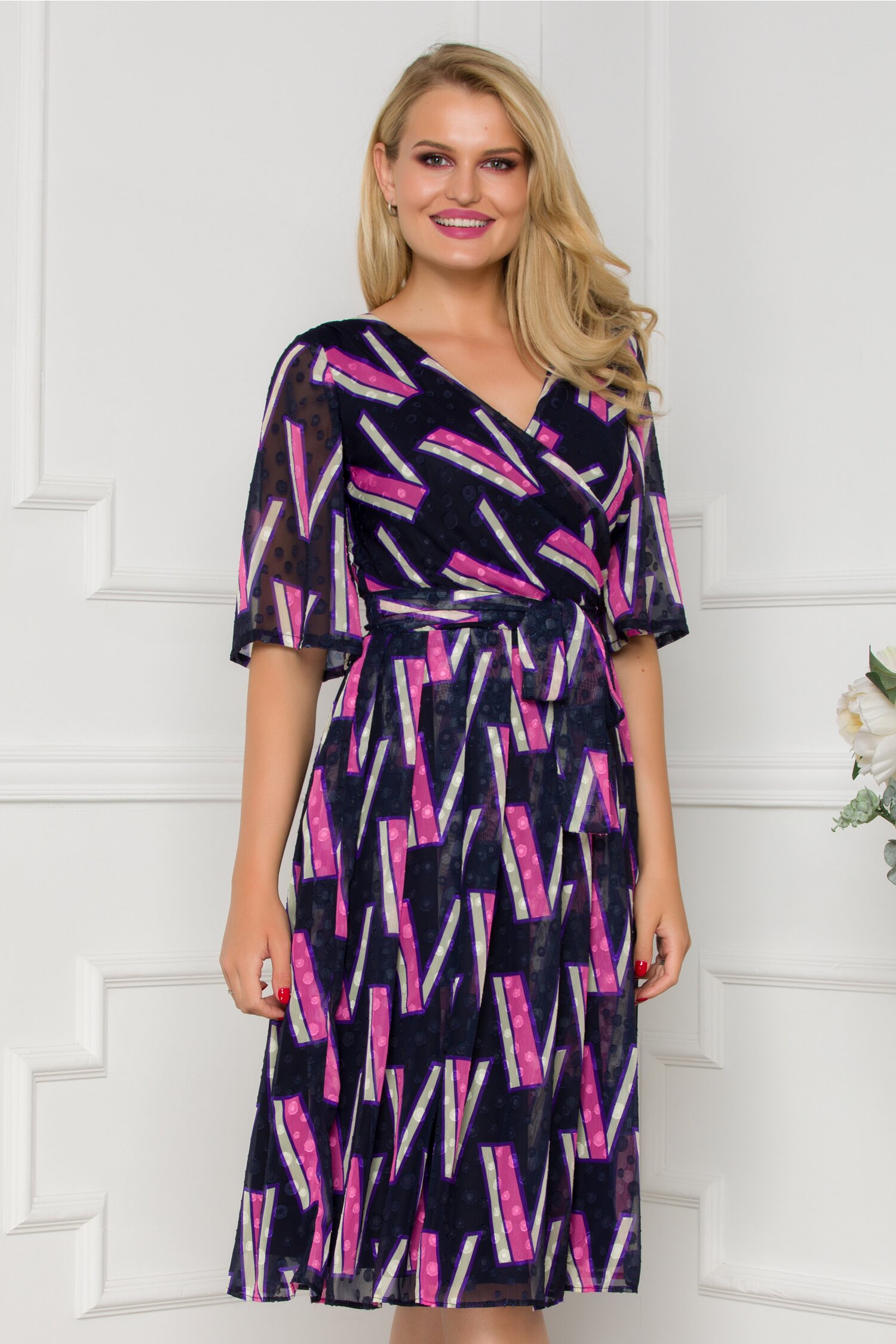 Rochie Ella Collection Smaranda negra cu imprimeu geometric in nuante de beige si roz
