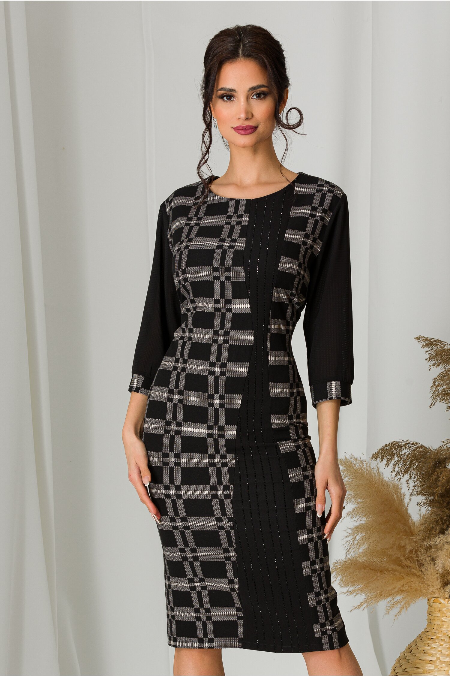 Rochie Elly neagra cu carouri si strasuri discrete