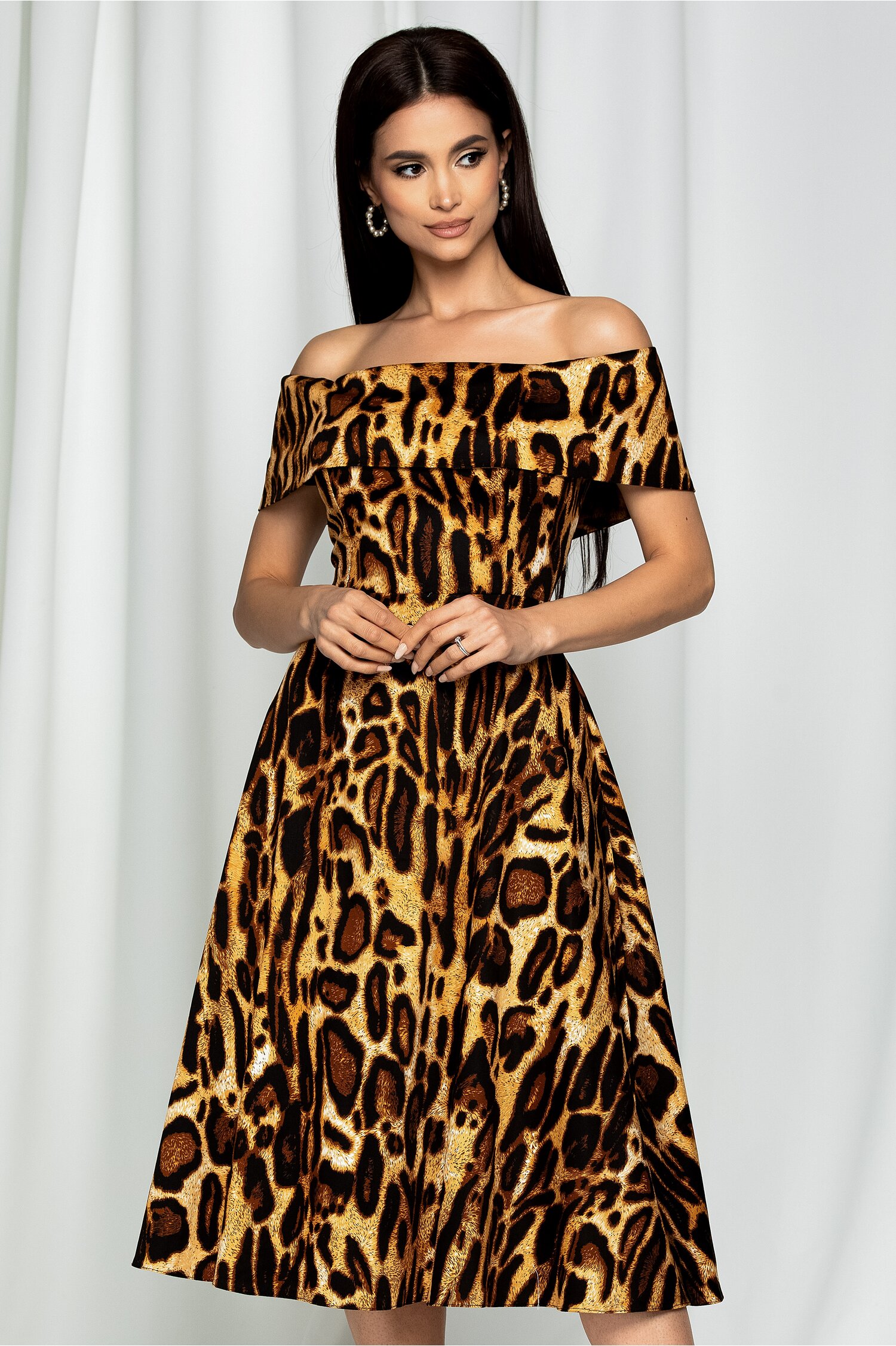 Rochie erna animal print cu umerii goi