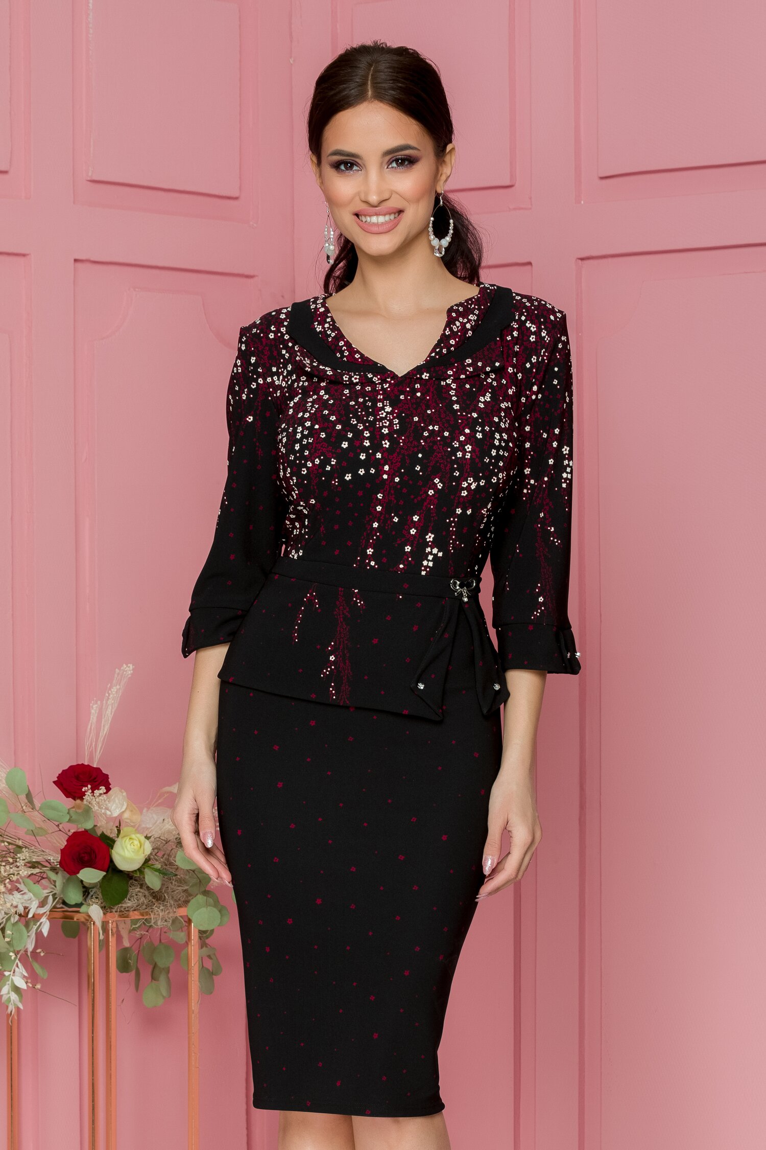 Rochie Eva neagra cu peplum si imprimeuri florale bordo