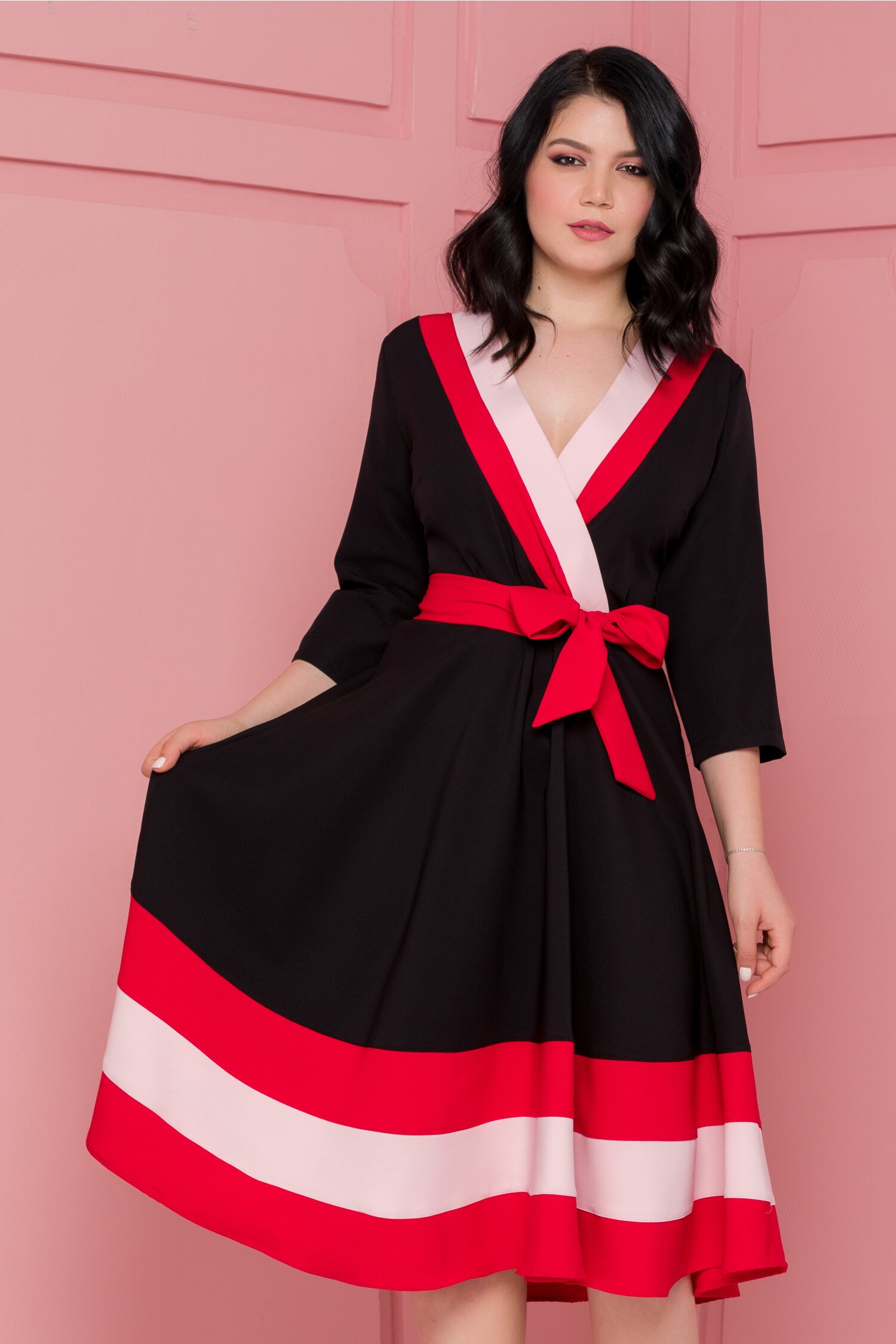 Rochie Fanny neagra cu dungi in zona decolteului si la baza