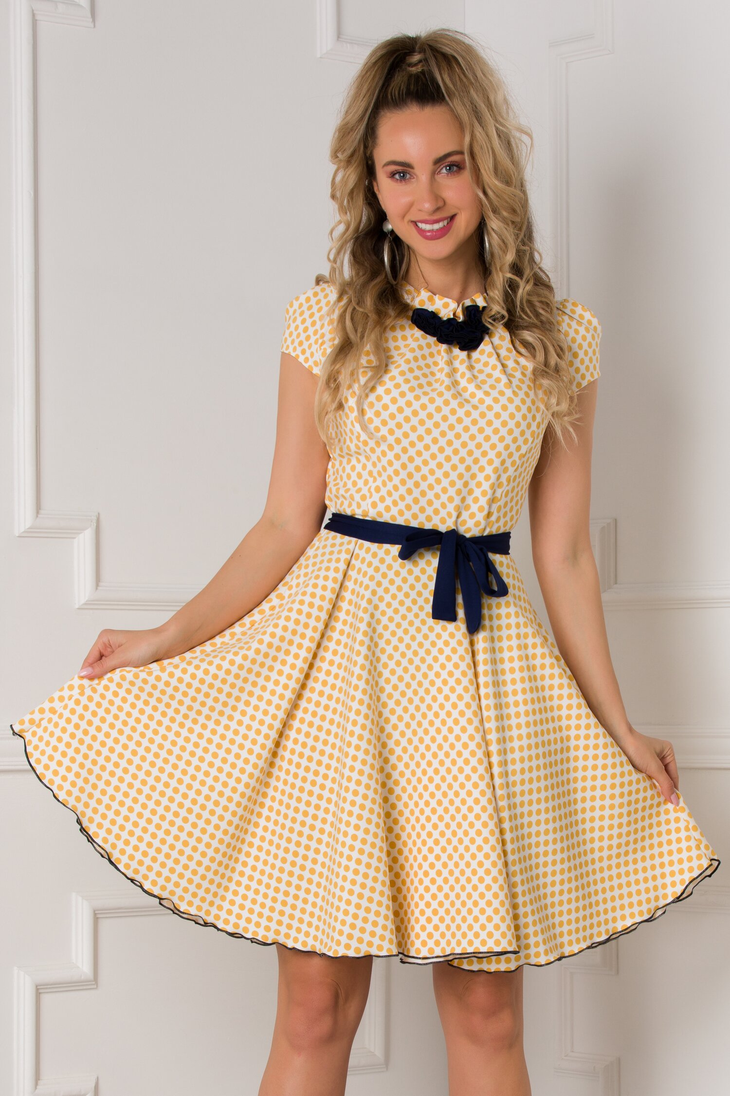 Rochie Fofy alba cu buline galbene si aplicatii florale la baza gatului