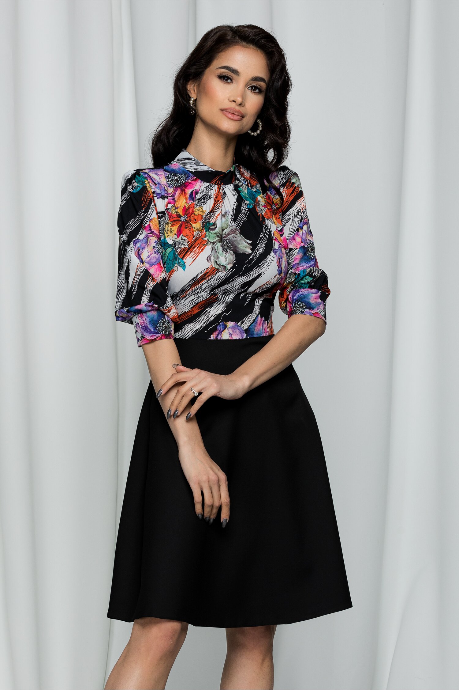 Rochie georgiana neagra cu imprimeu floral maxi si pliuri la baza gatului