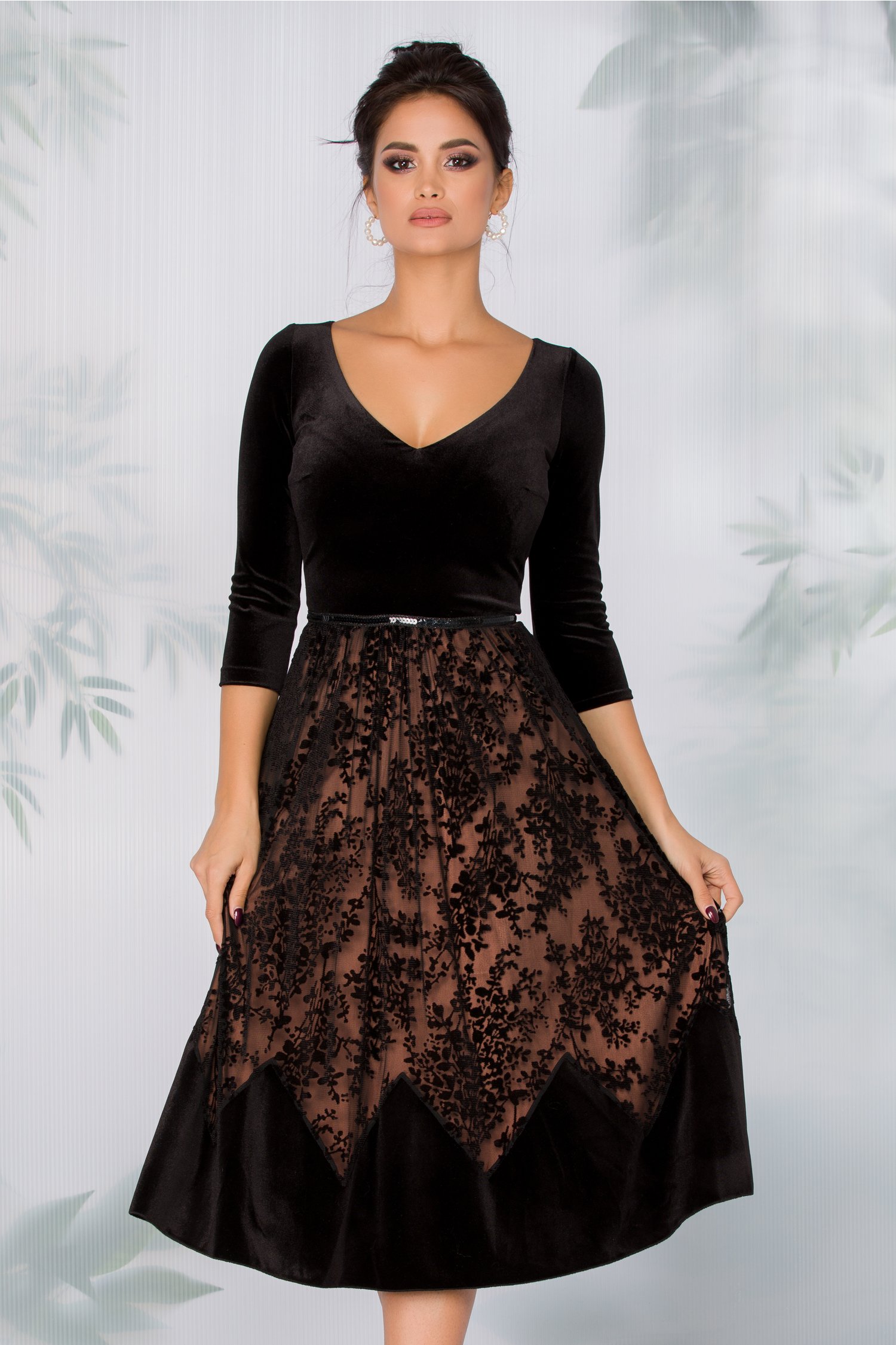 Rochie Ginette neagra din catifea cu motive florale