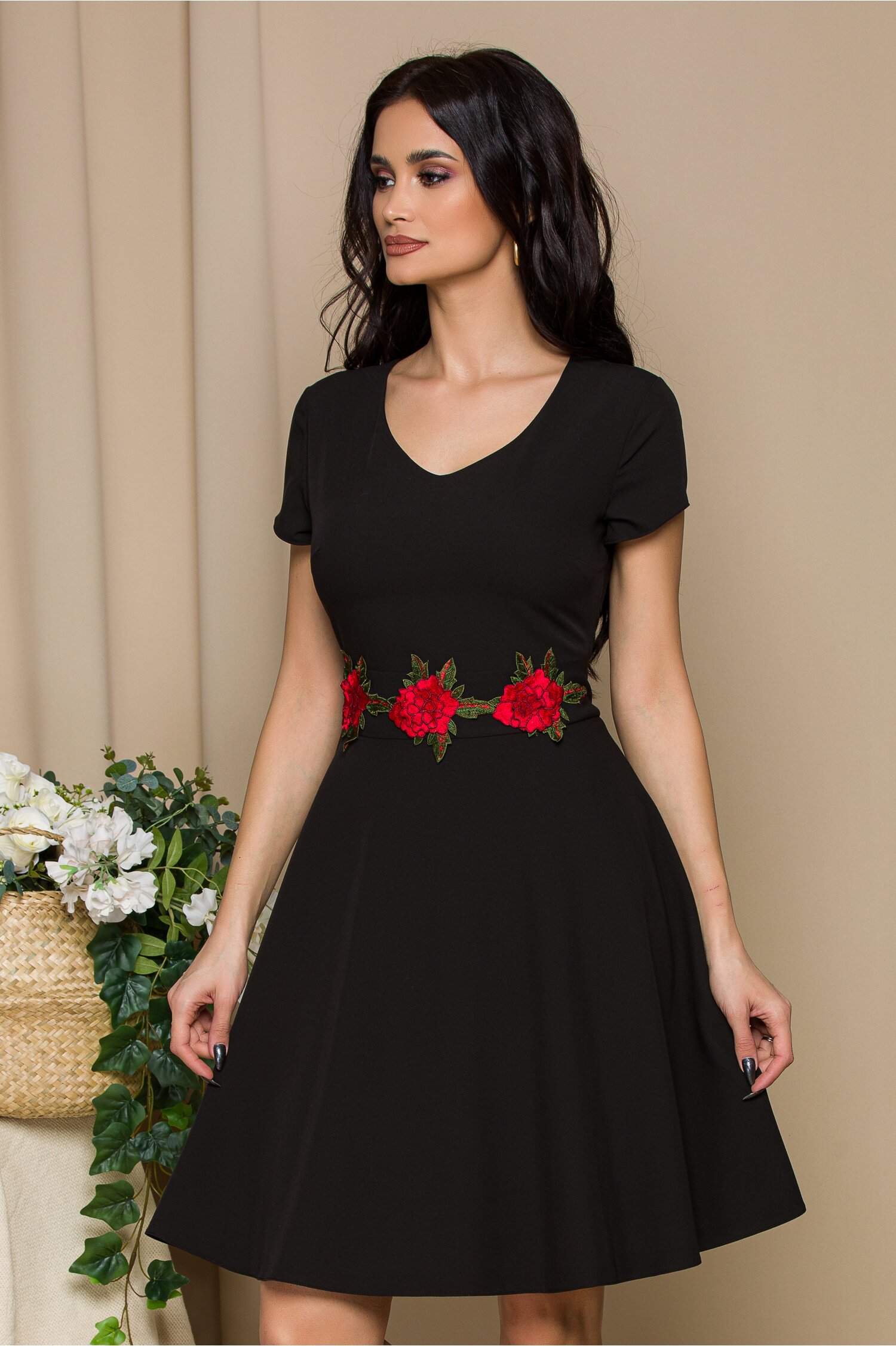 Rochie Gladys neagra cu trandafiri in talie