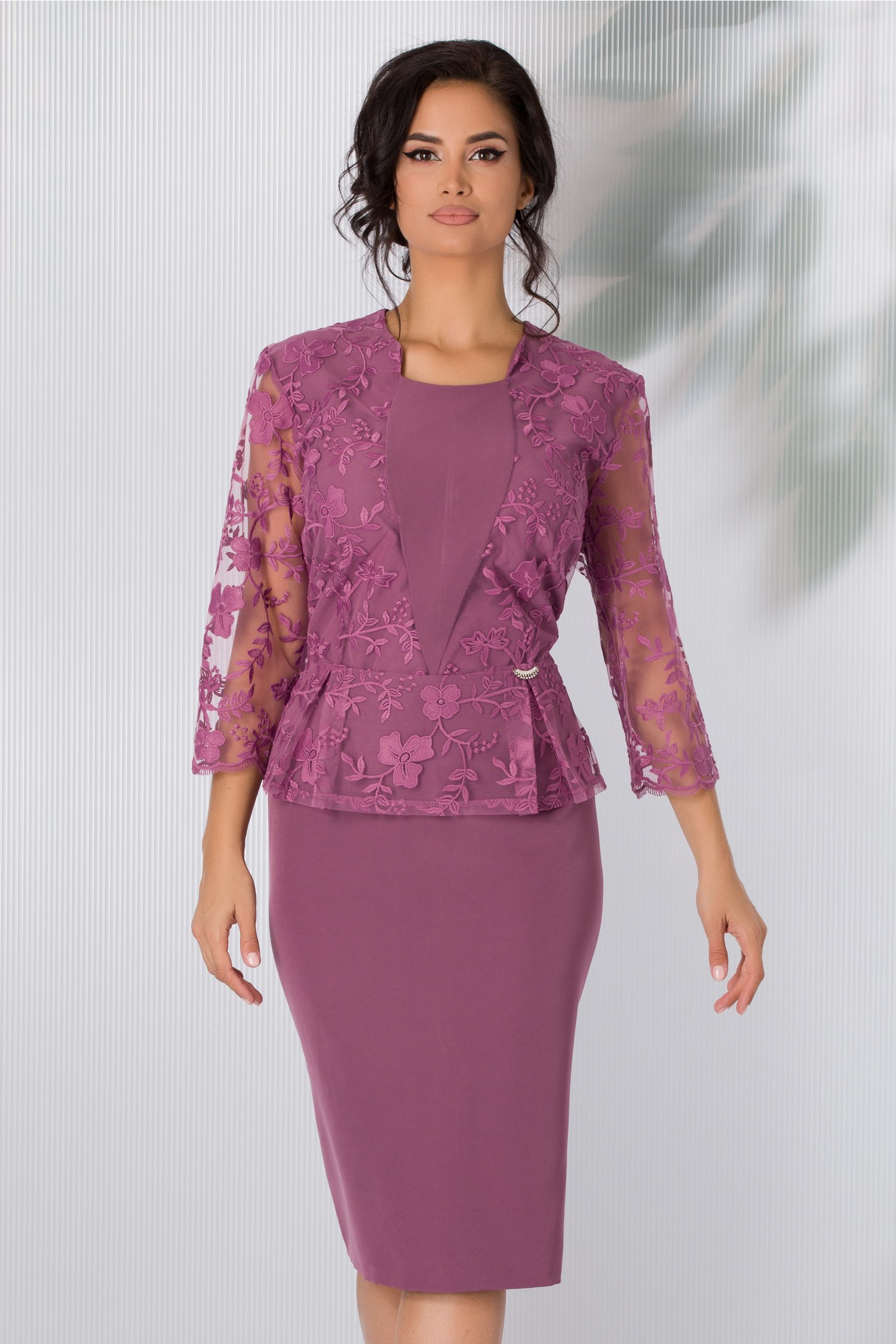Rochie Gratiela roz prafuit cu peplum si dantela la bust