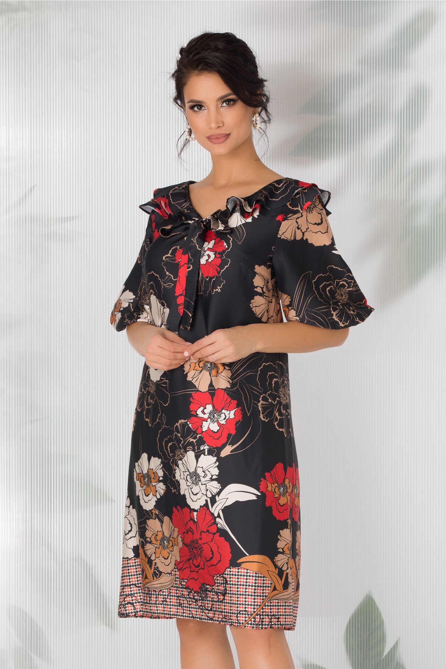 Rochie Hemani neagra cu imprimeu floral si volanase la decolteu