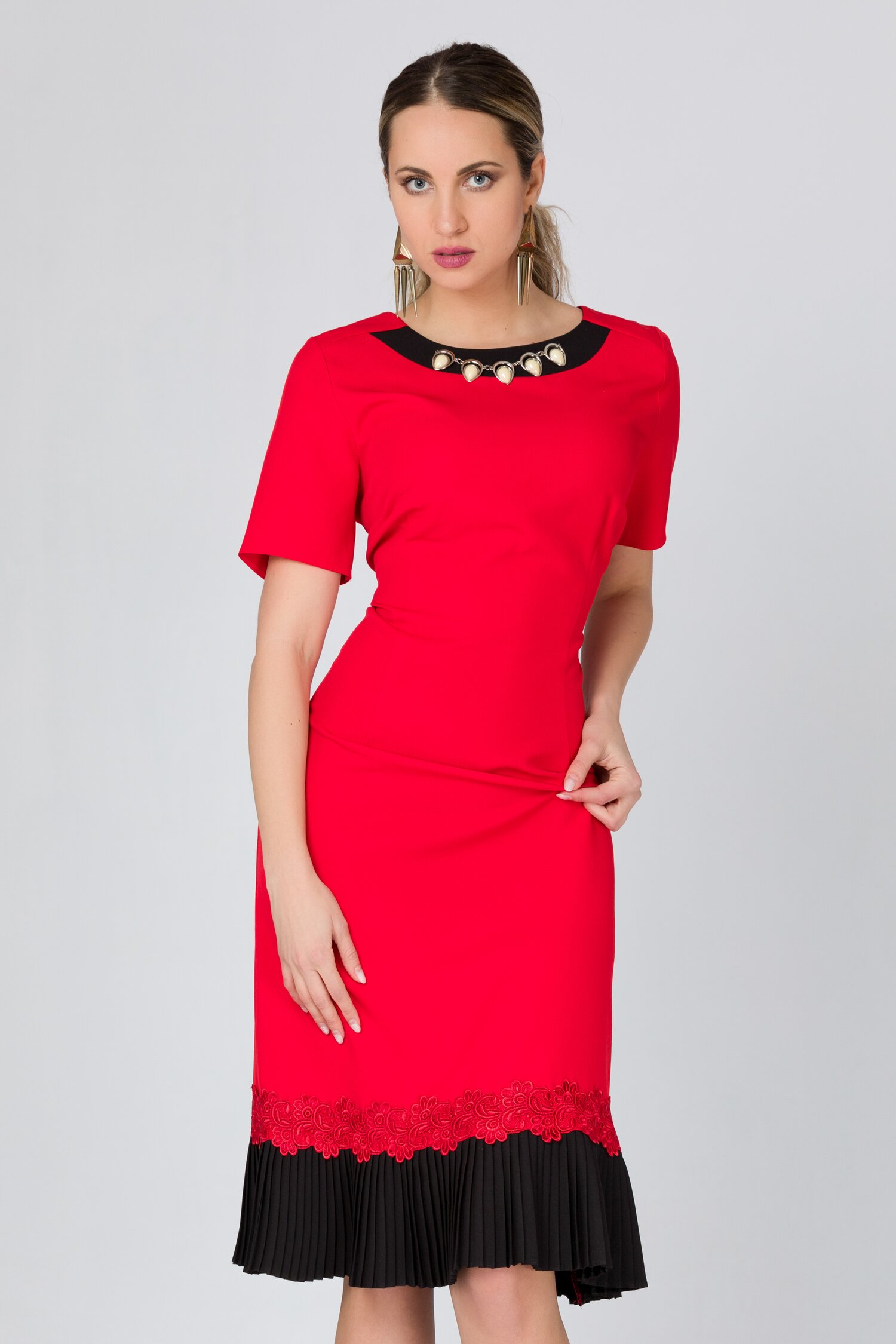 Rochie Huelva rosu deschis cu negru si accesorii la baza gatului